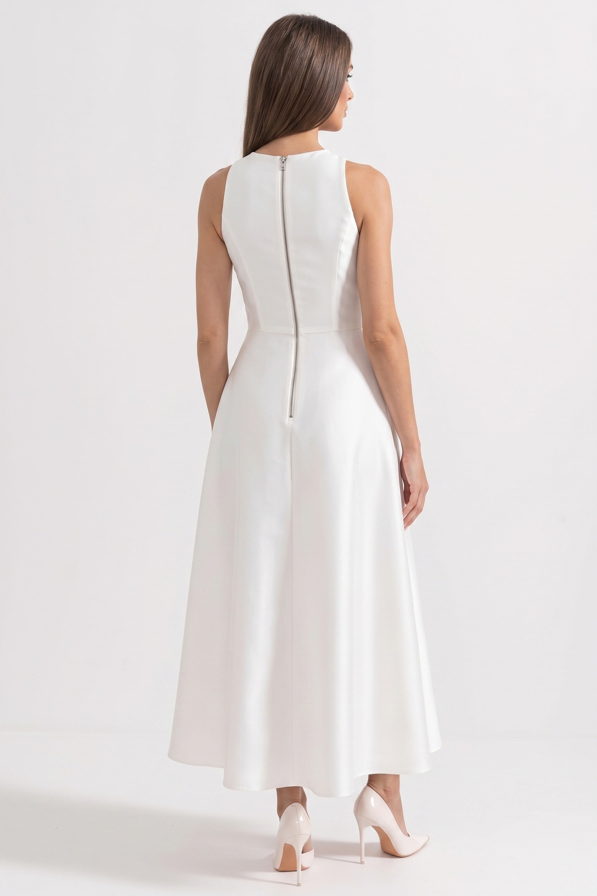 Halterneck-Maxikleid mit schwarzer Schleife am Brustbereich und Knopfleiste vorne - Weiß 