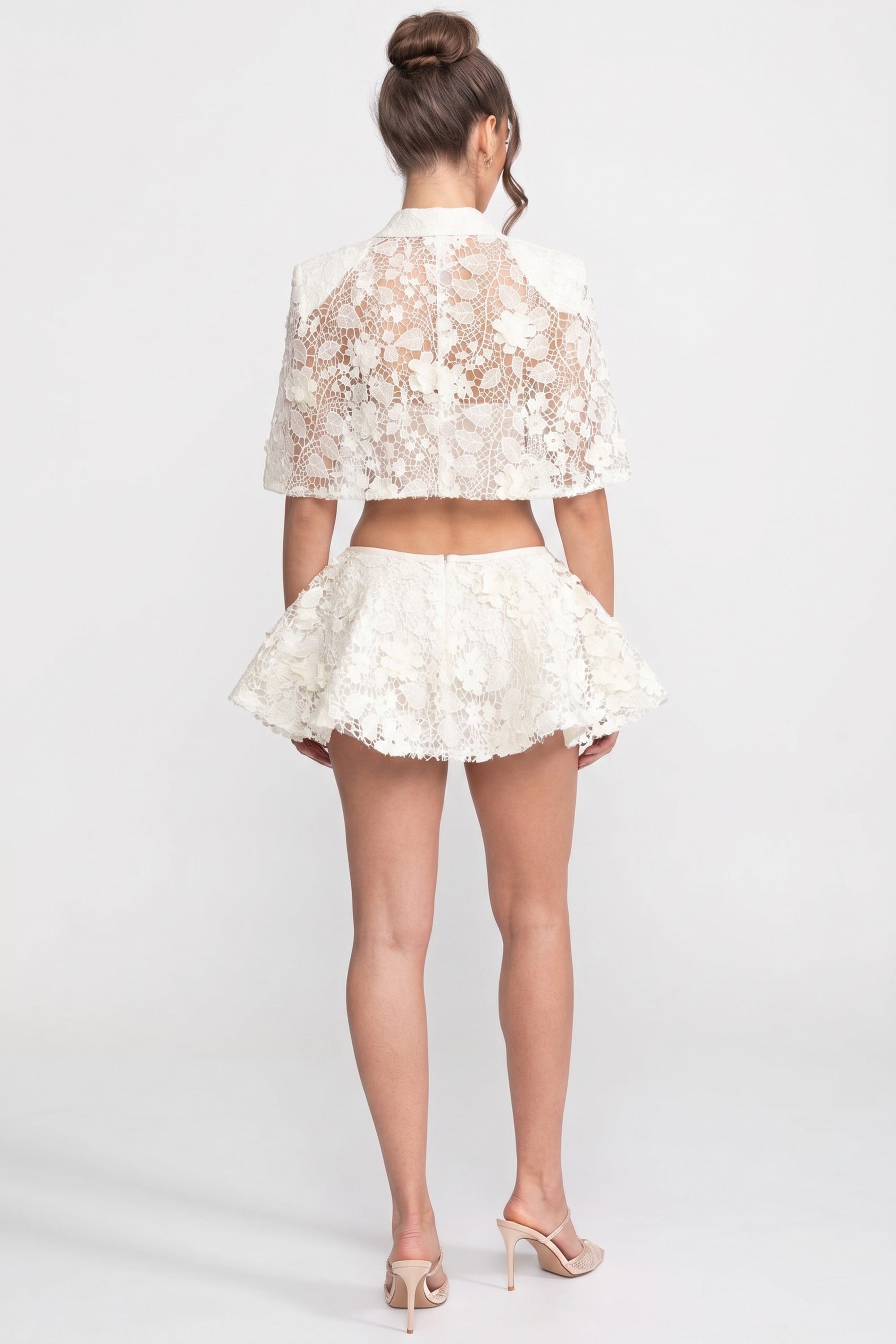 Spitzen-Co-Ord-Set mit Cape mit Knöpfen und Bow-Minirock – Weiß 