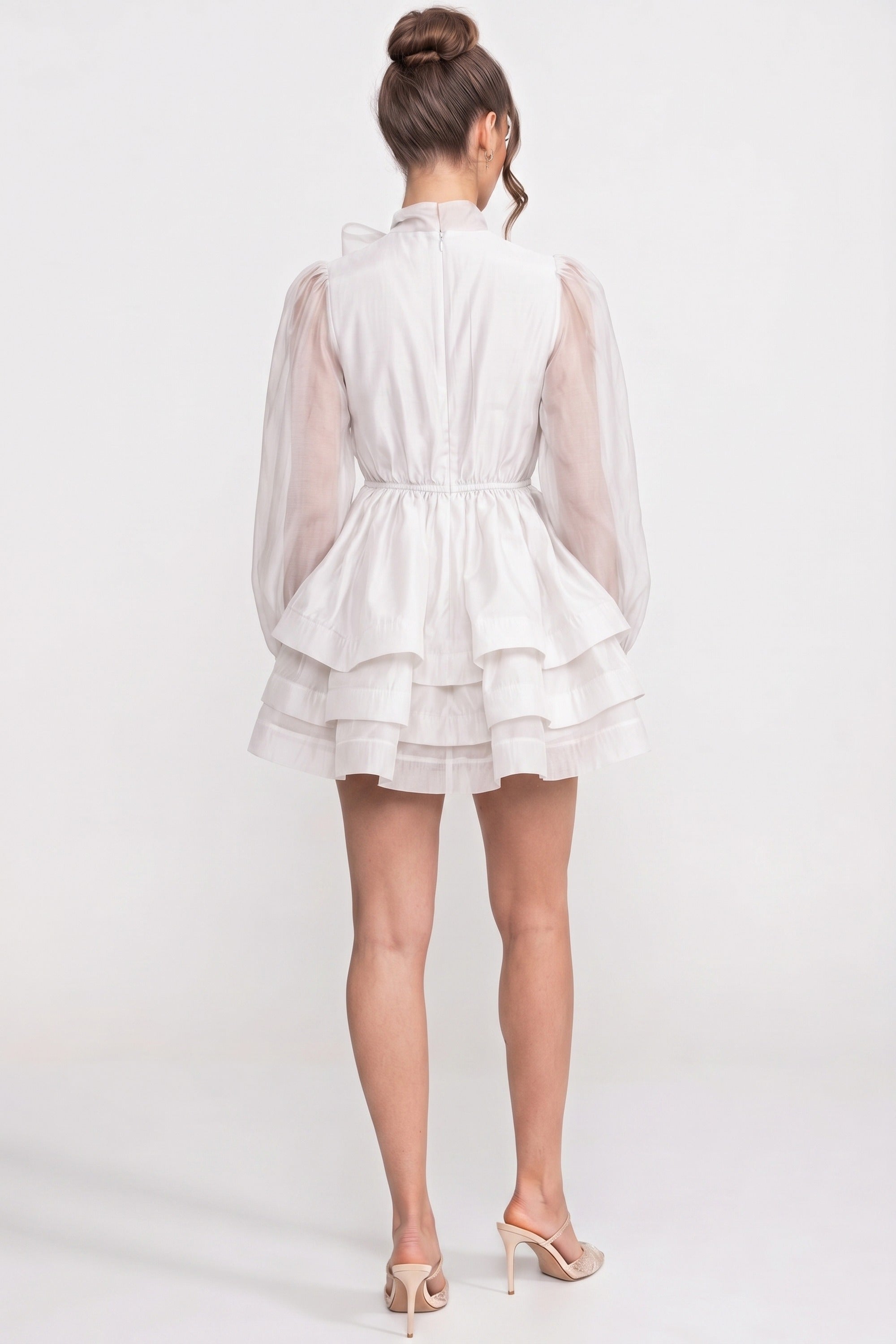 Mini-Kleid mit hohem Kragen, Puffärmeln, mehrlagigem Rüschenrock und Schleife – Weiß 