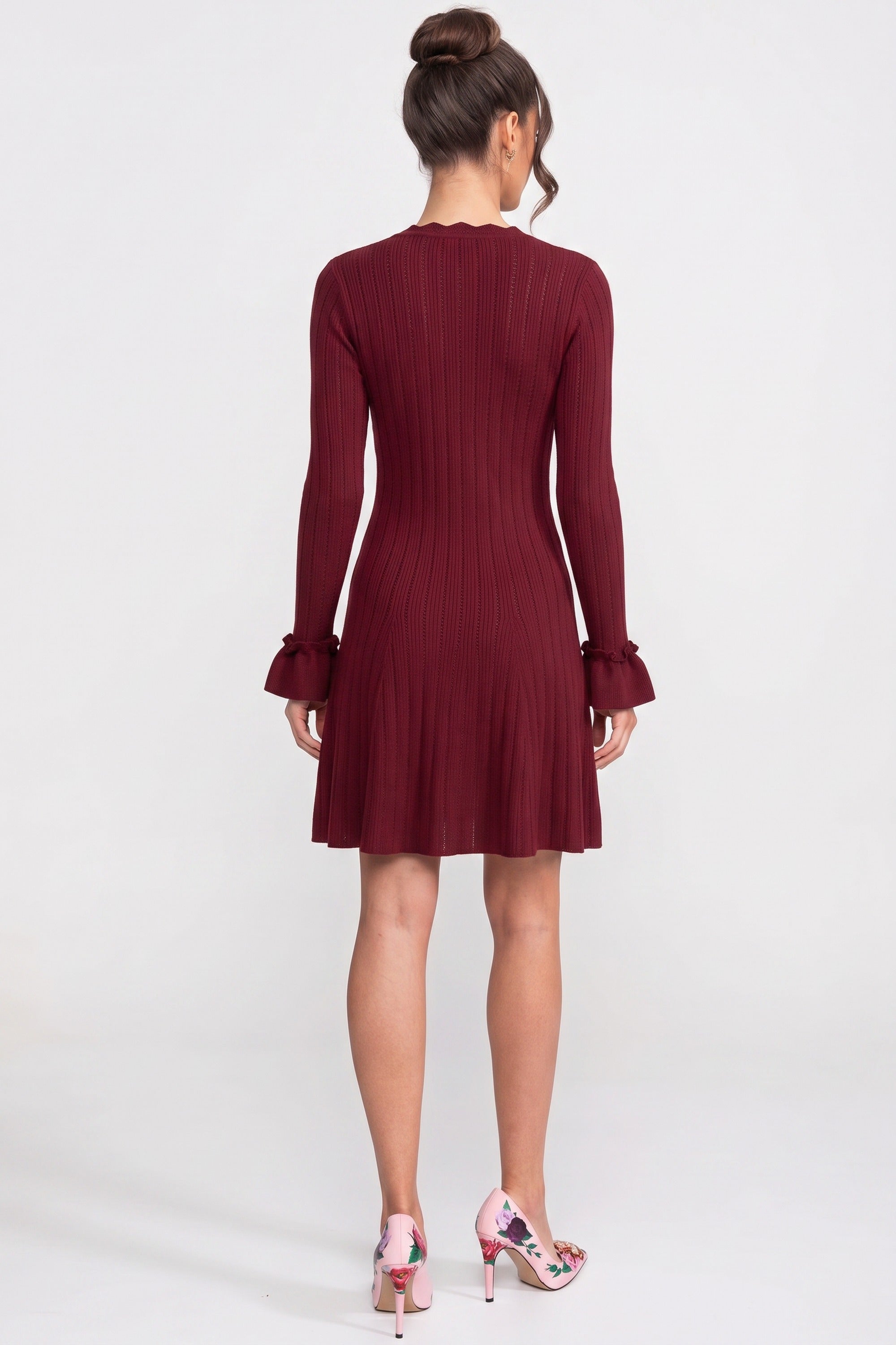 Langärmliges Strick-Midikleid mit V-Ausschnitt, Rüschensaum und Schleifenmanschetten - Burgunder 