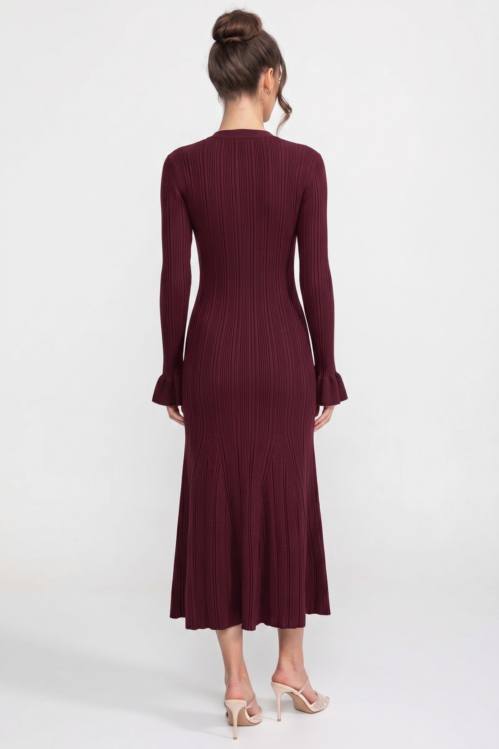 Geripptes Strick-Maxikleid mit V-Ausschnitt und Knopfleiste vorne sowie Rüschenmanschetten - Burgundy 