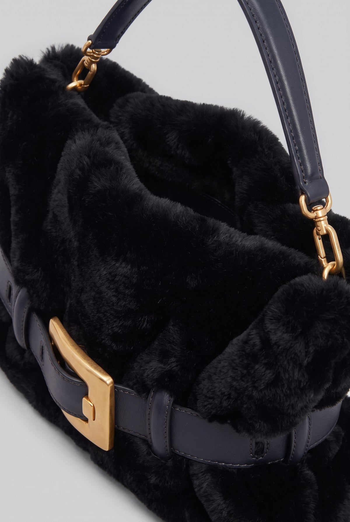 Kunstpelz-Handtasche mit Gürtel-Schnallendetail – Schwarz 