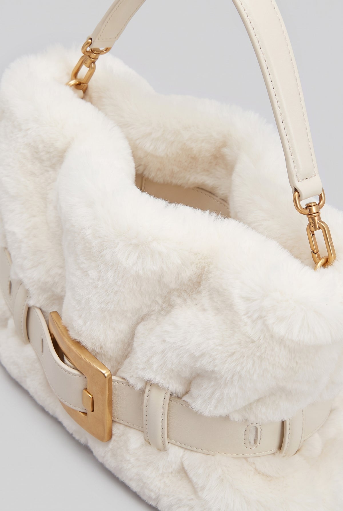 Handtasche aus Faux Fur mit Gürtelschnallen-Detail – Weiß 