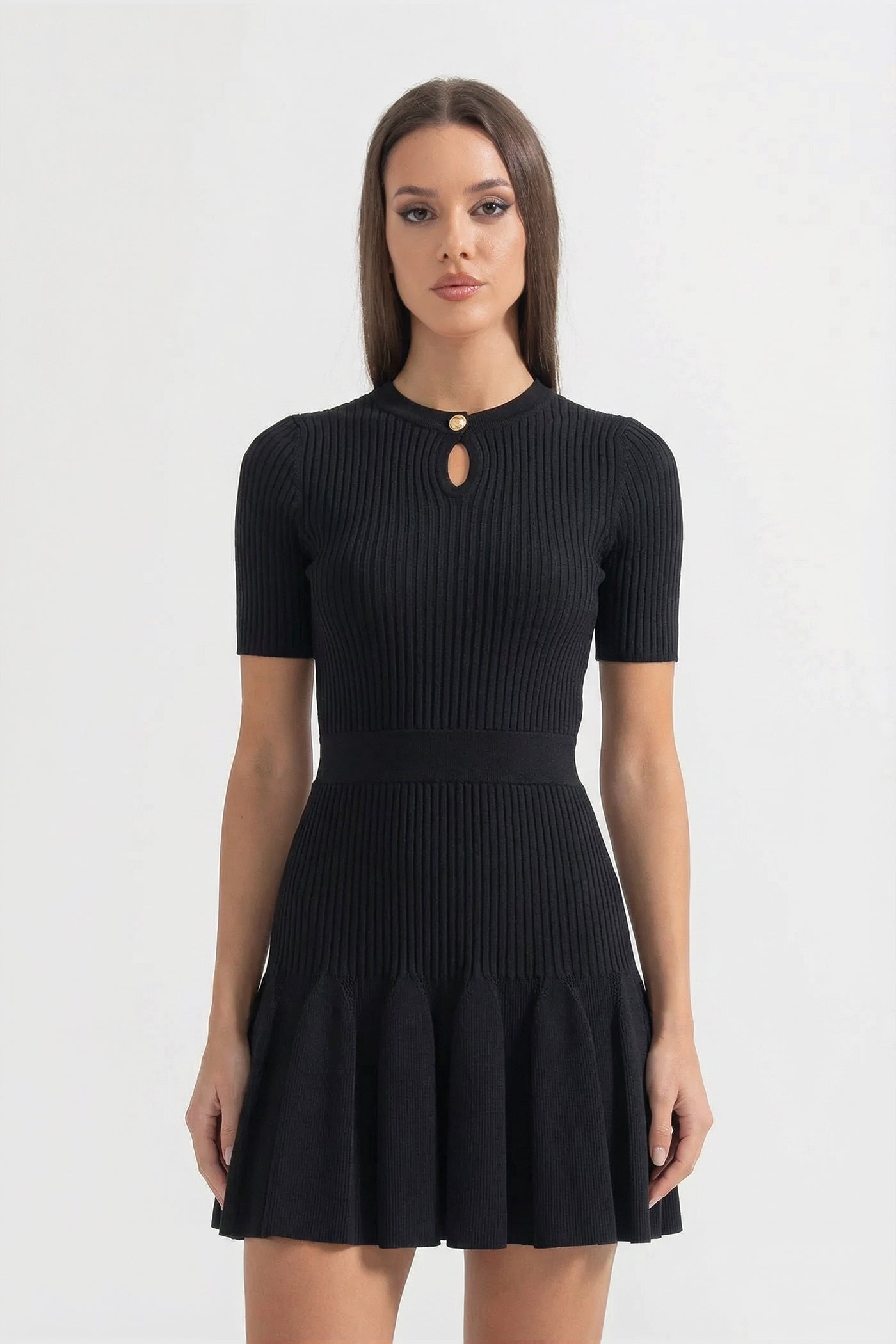 Geripptes Strick-Minikleid mit goldenen Knöpfen und Schlüsselloch-Ausschnitt – Schwarz 