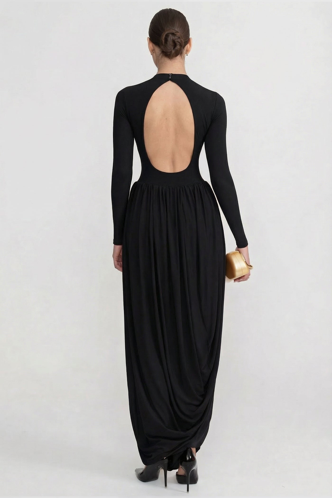 Maxikleid mit langen Ärmeln und drapiertem Rock - Schwarz 