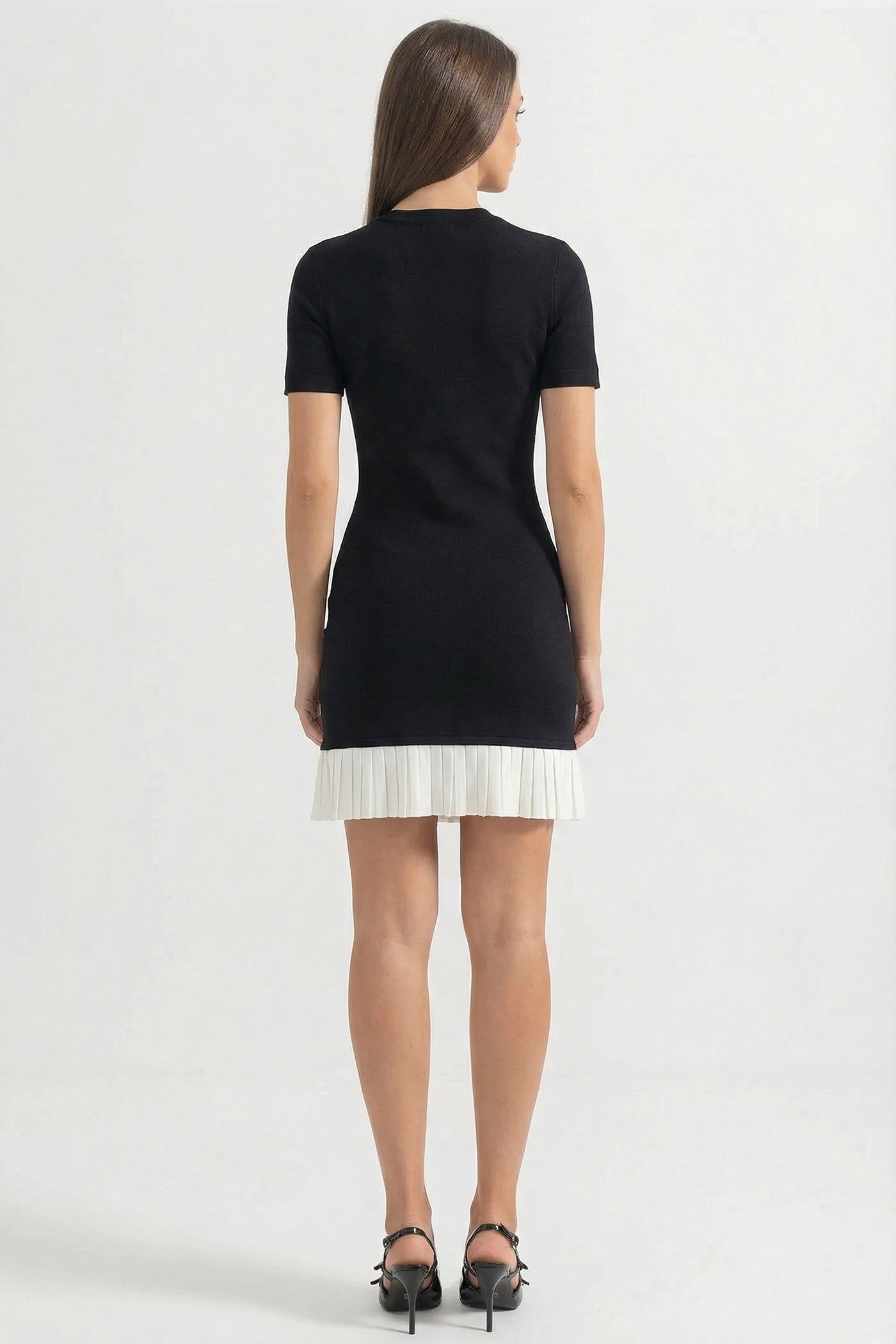 Mini-Kleid mit kurzen Ärmeln und kontrastierendem plissiertem Saum – Schwarz 
