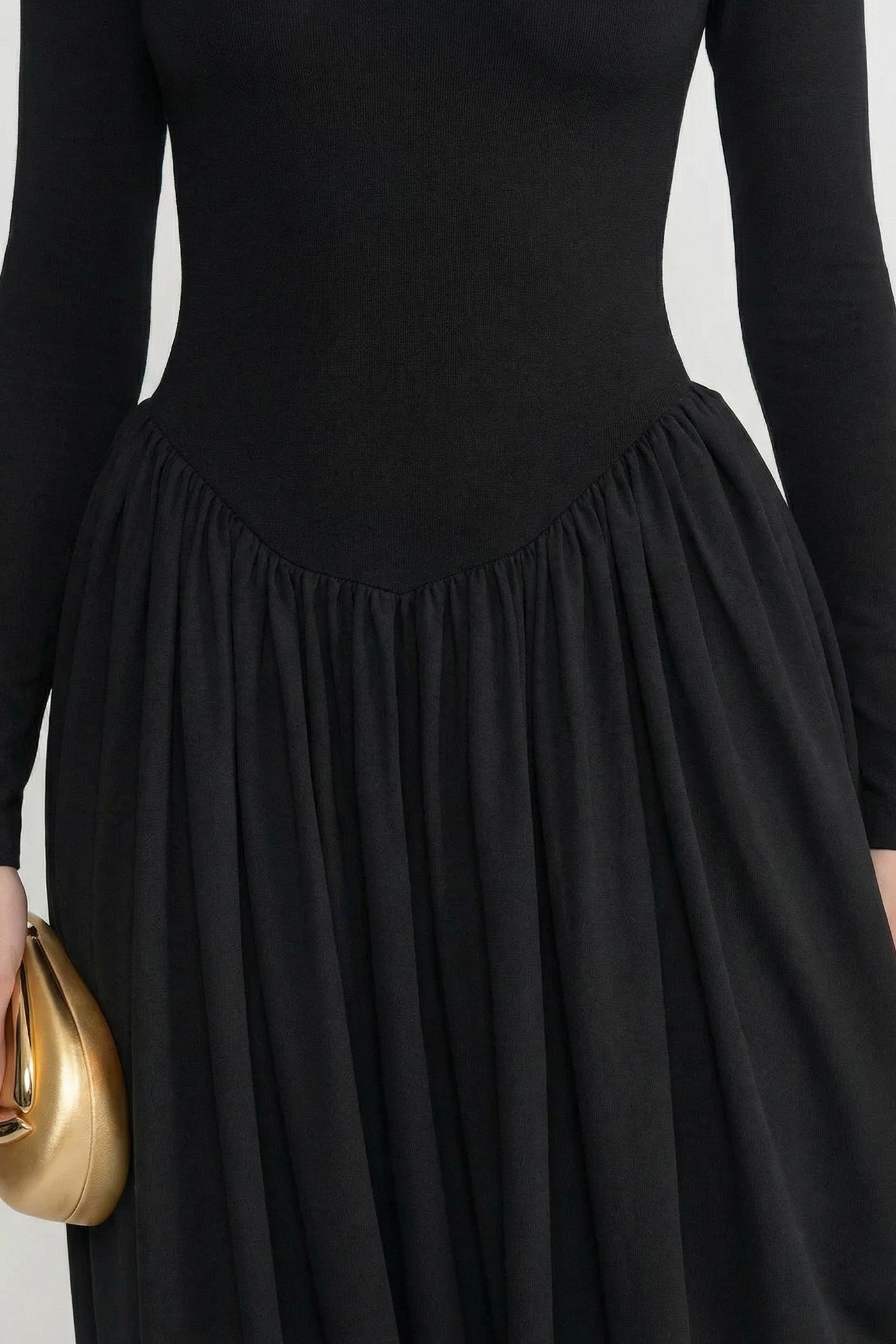 Maxikleid mit langen Ärmeln und drapiertem Rock - Schwarz 