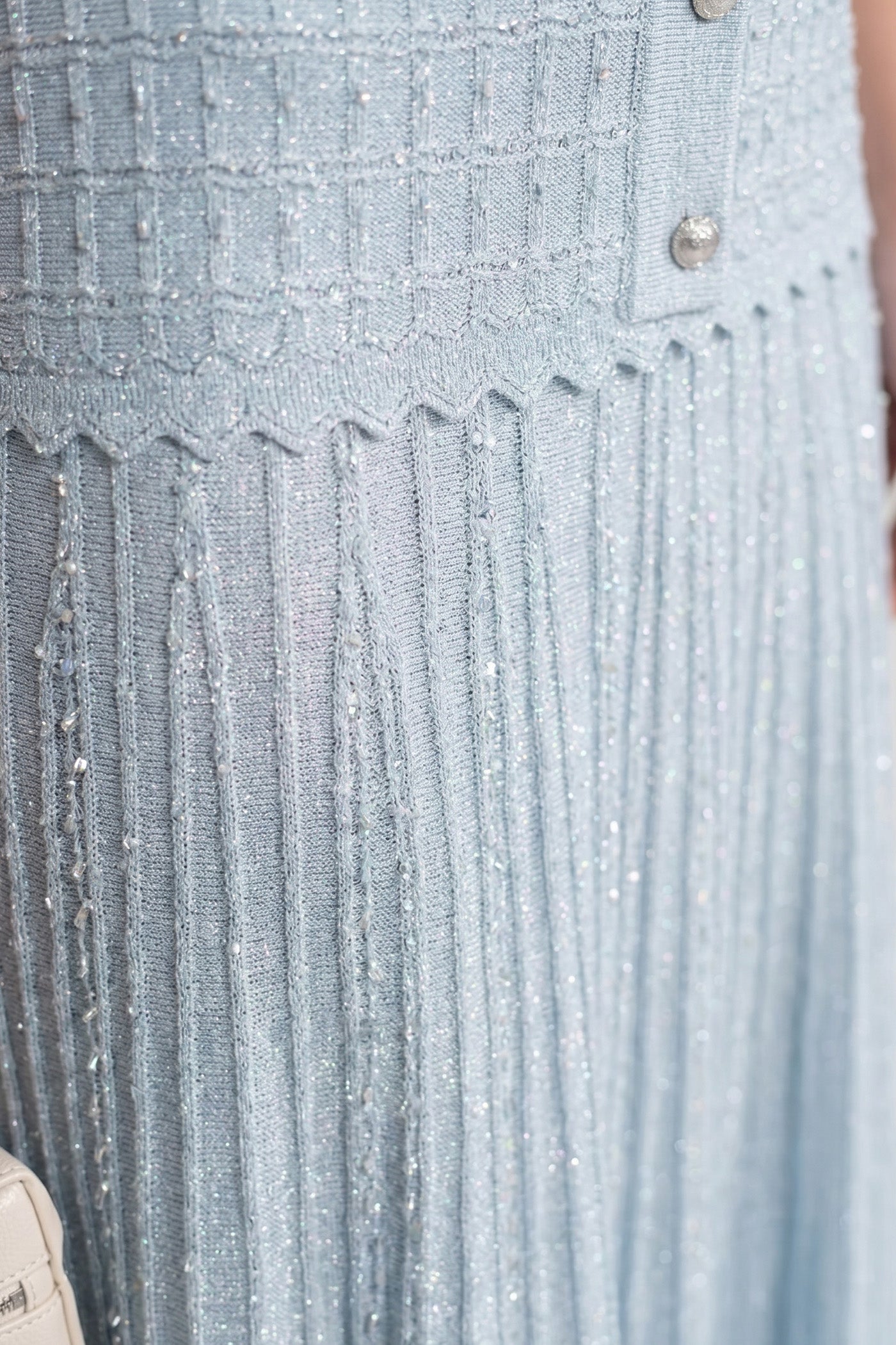 Midi-Kleid mit kurzen Ärmeln und schimmernder Stricktextur - Light Blue 
