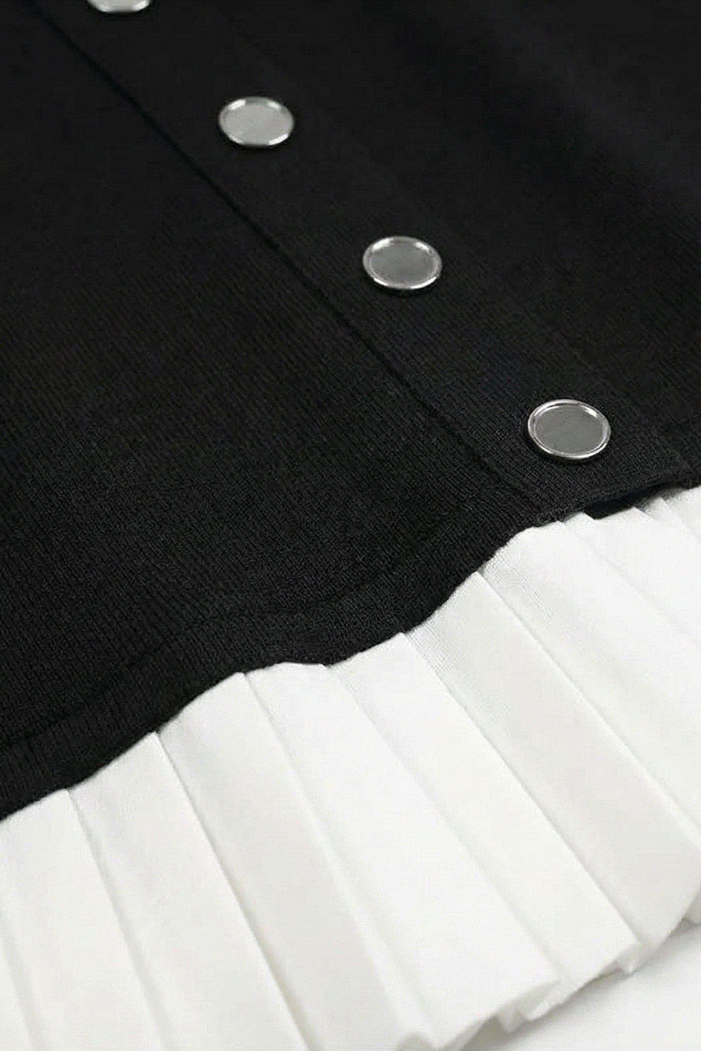 Mini-Kleid mit kurzen Ärmeln und kontrastierendem plissiertem Saum – Schwarz 