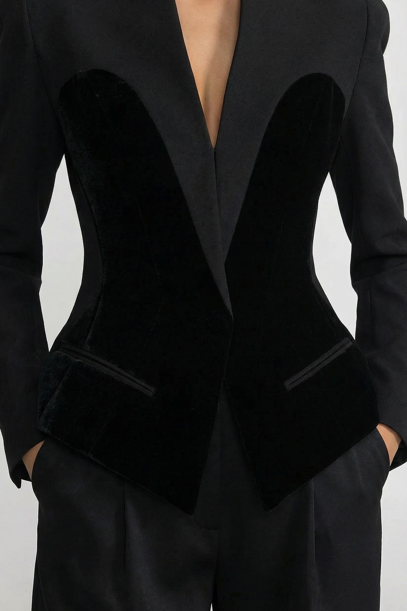 Maßgeschneiderter Blazer mit langen Ärmeln und samtigen Korsett-Style-Paneelen – Schwarz 