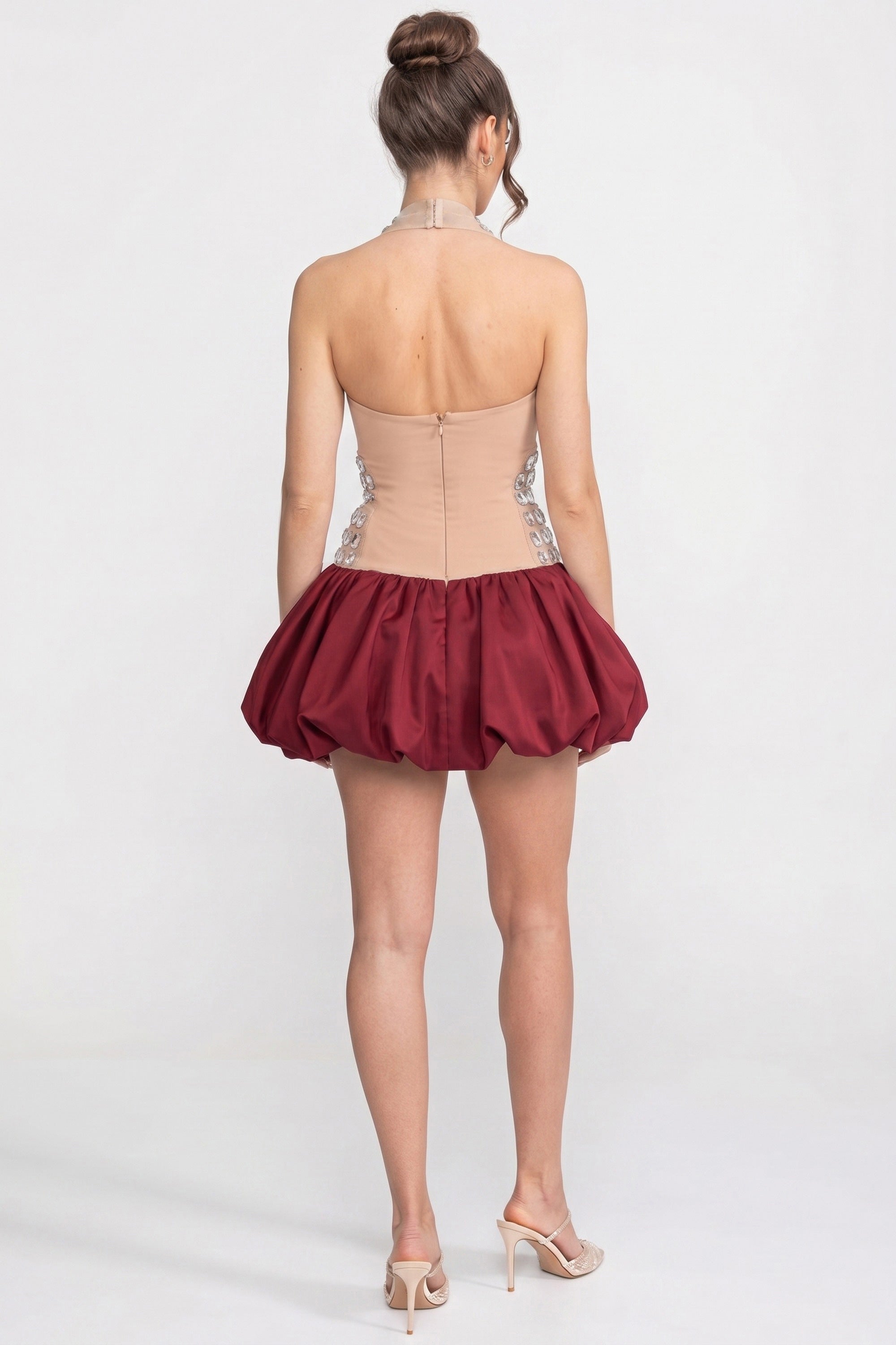 Mini-Kleid mit Neckholder und Blasenrock, verziert mit Kristallen – Rot 