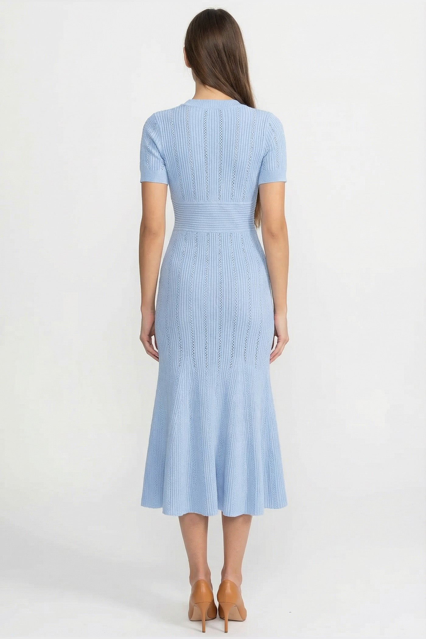 Geripptes Midi-Kleid mit kurzen Ärmeln und V-Ausschnitt mit goldenen Knöpfen - Blau 