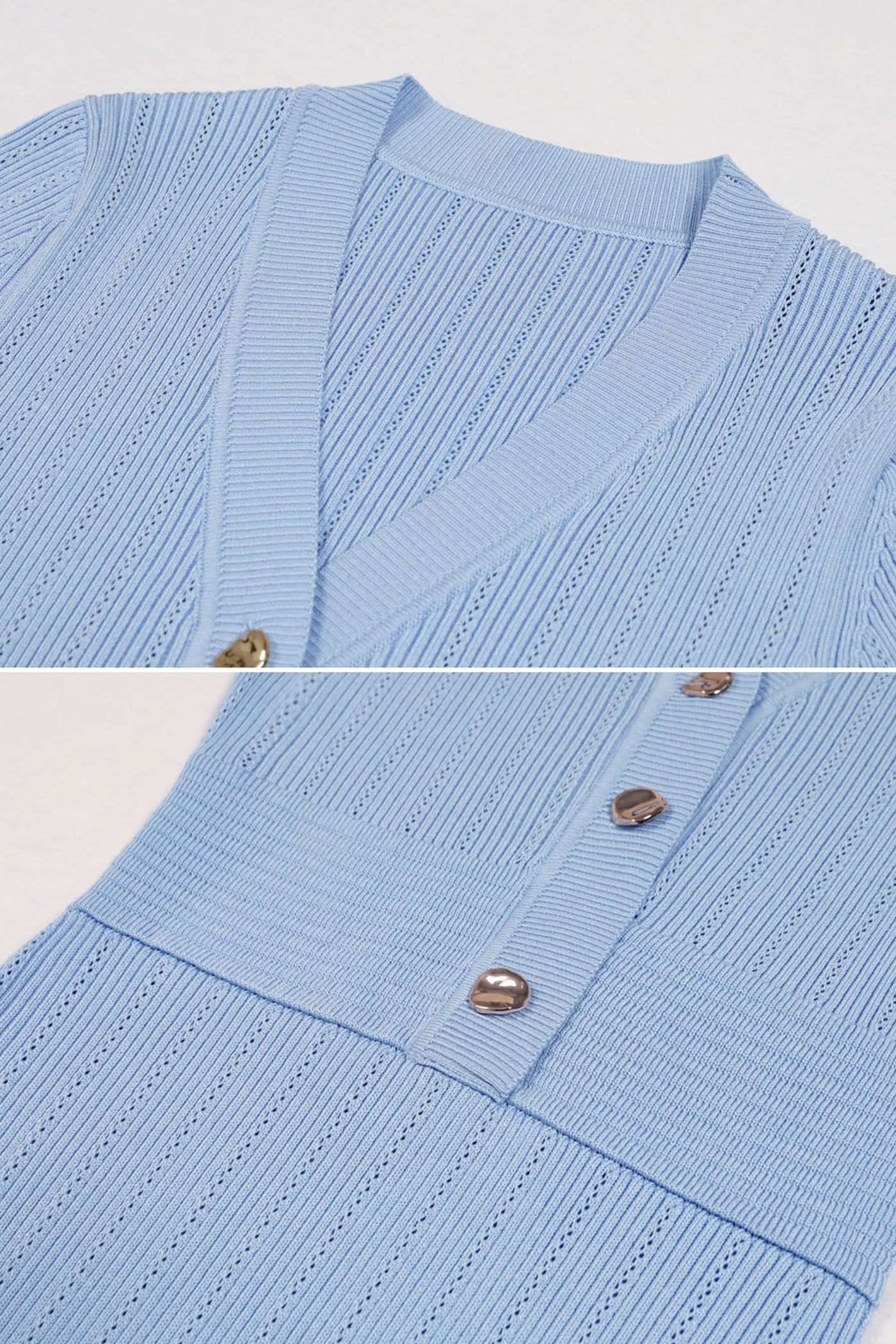 Geripptes Midi-Kleid mit kurzen Ärmeln und V-Ausschnitt mit goldenen Knöpfen - Blau 