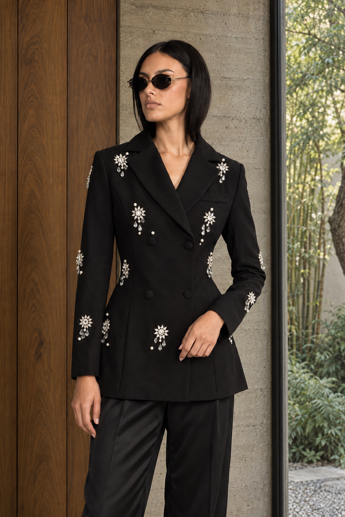 Doppelreihiger Blazer mit Kristallbroschen-Besatz - Schwarz 