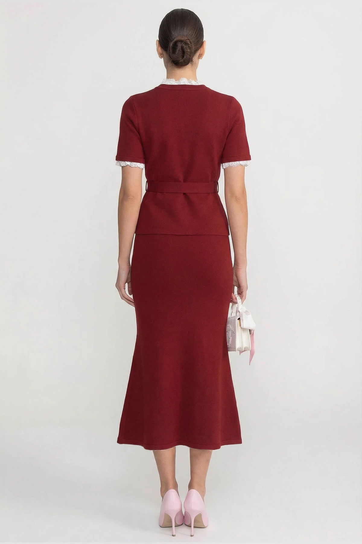 Kurzarm-Co-Ord mit Peplum-Taillierung und Kristallknopf-Gürtel - Burgunderrot 