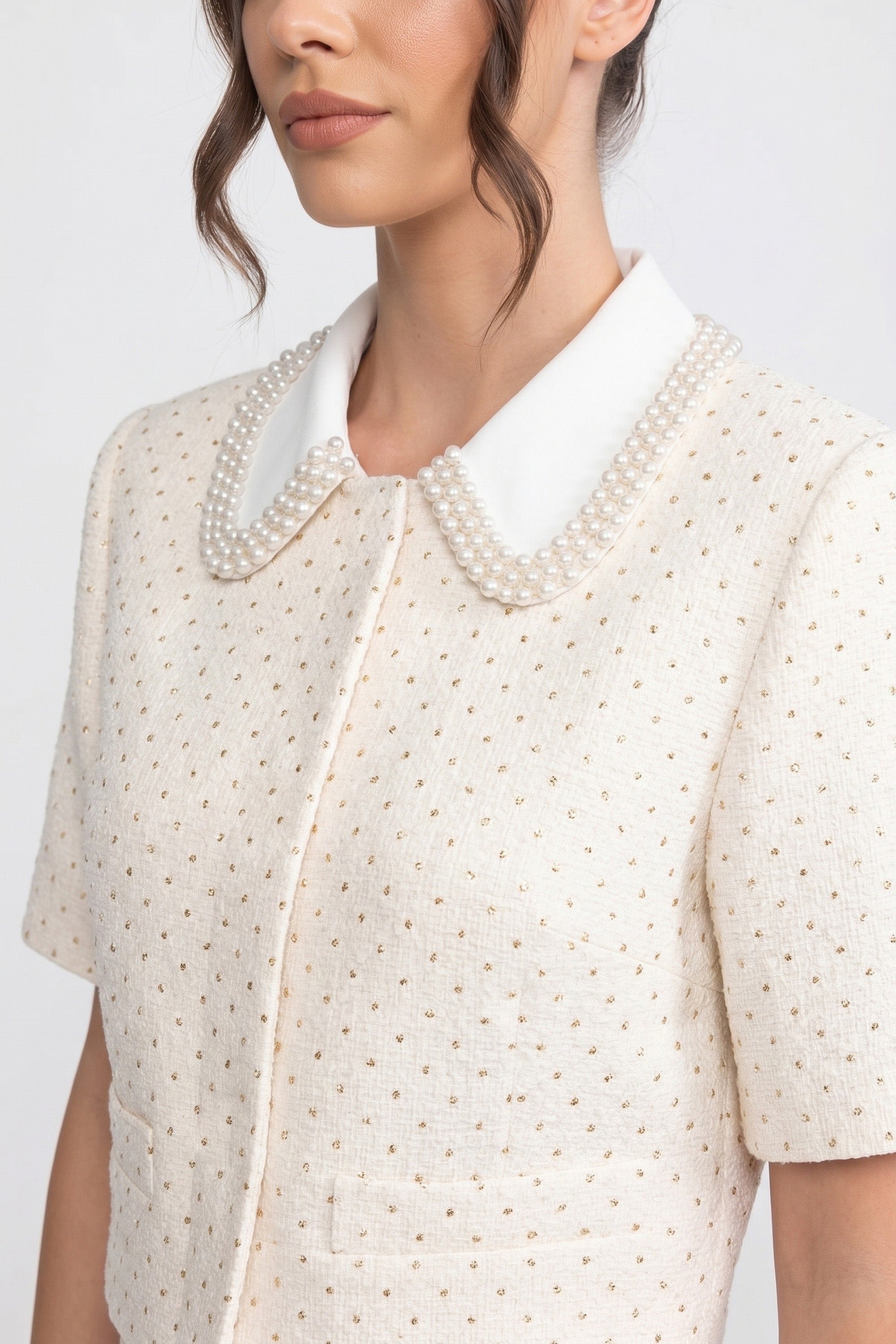 Kurzärmelige verzierte Tweed-Cropped-Jacke mit Kristallkragen - Ivoire 