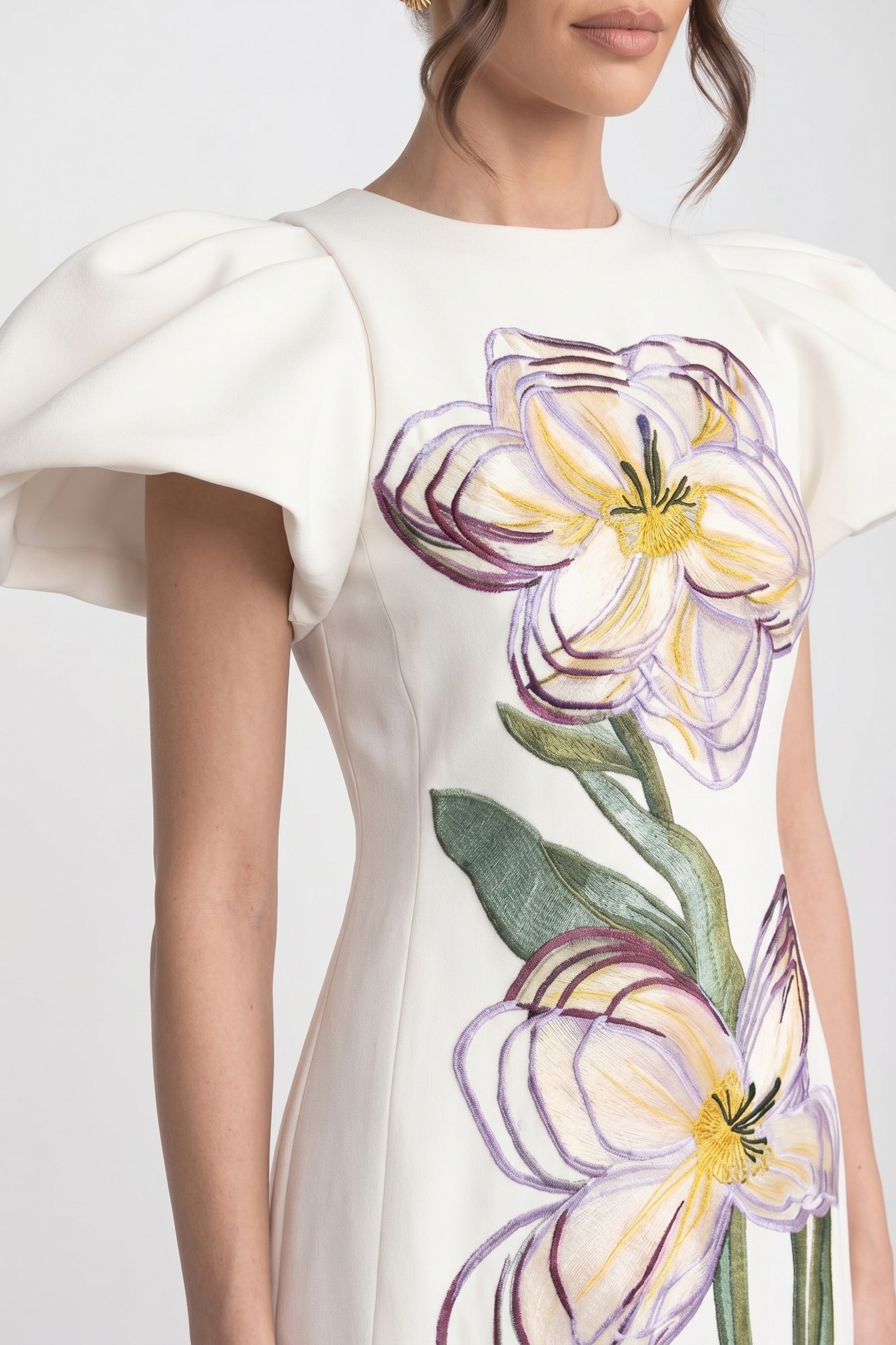 Strukturiertes Maxikleid mit Schulterpartie und 3D-Iris-Blütenapplikation - Weiß 