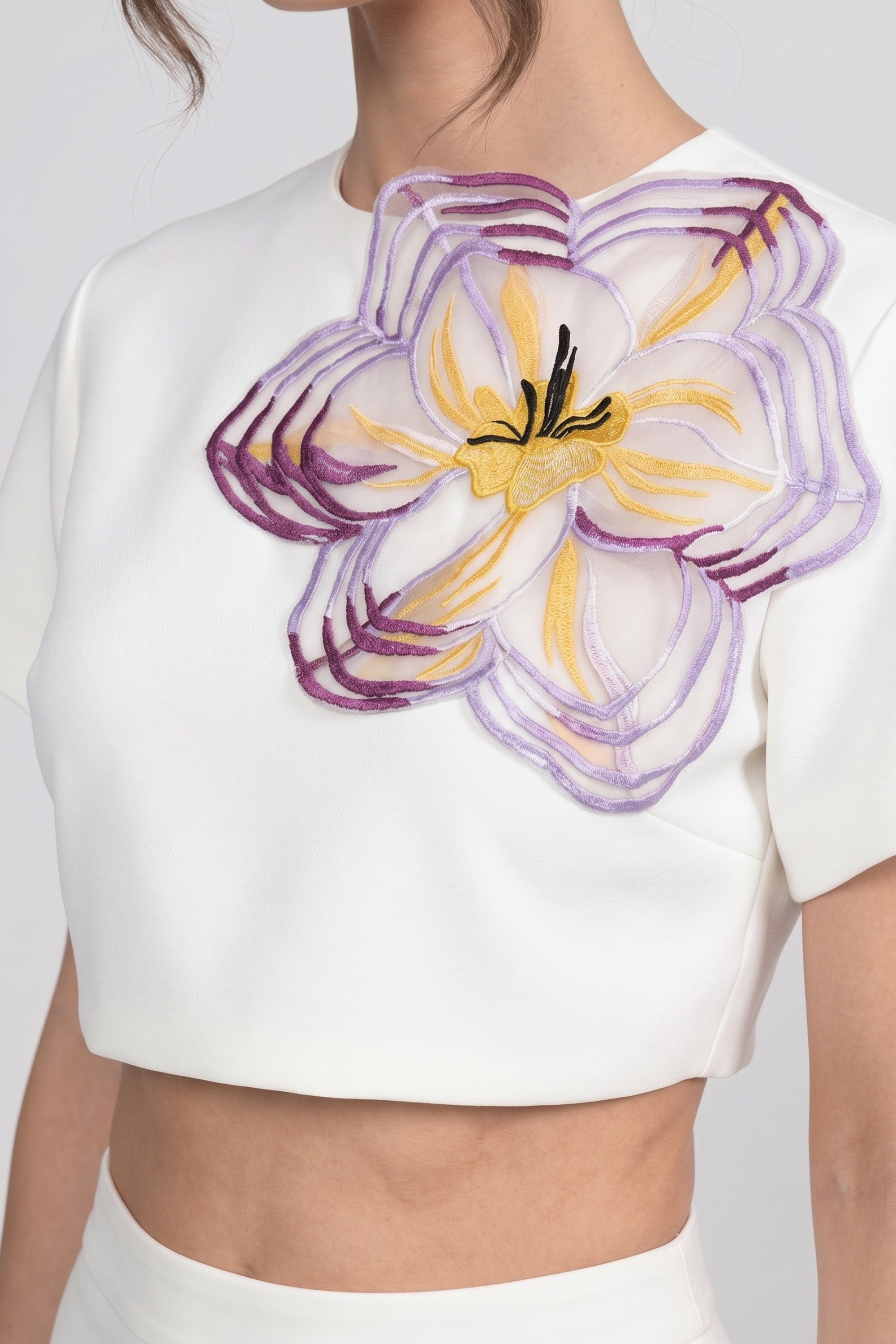 Kurzärmliges Co-Ord-Set mit Blumenmuster, Crop-Top und Maxirock – Weiß 