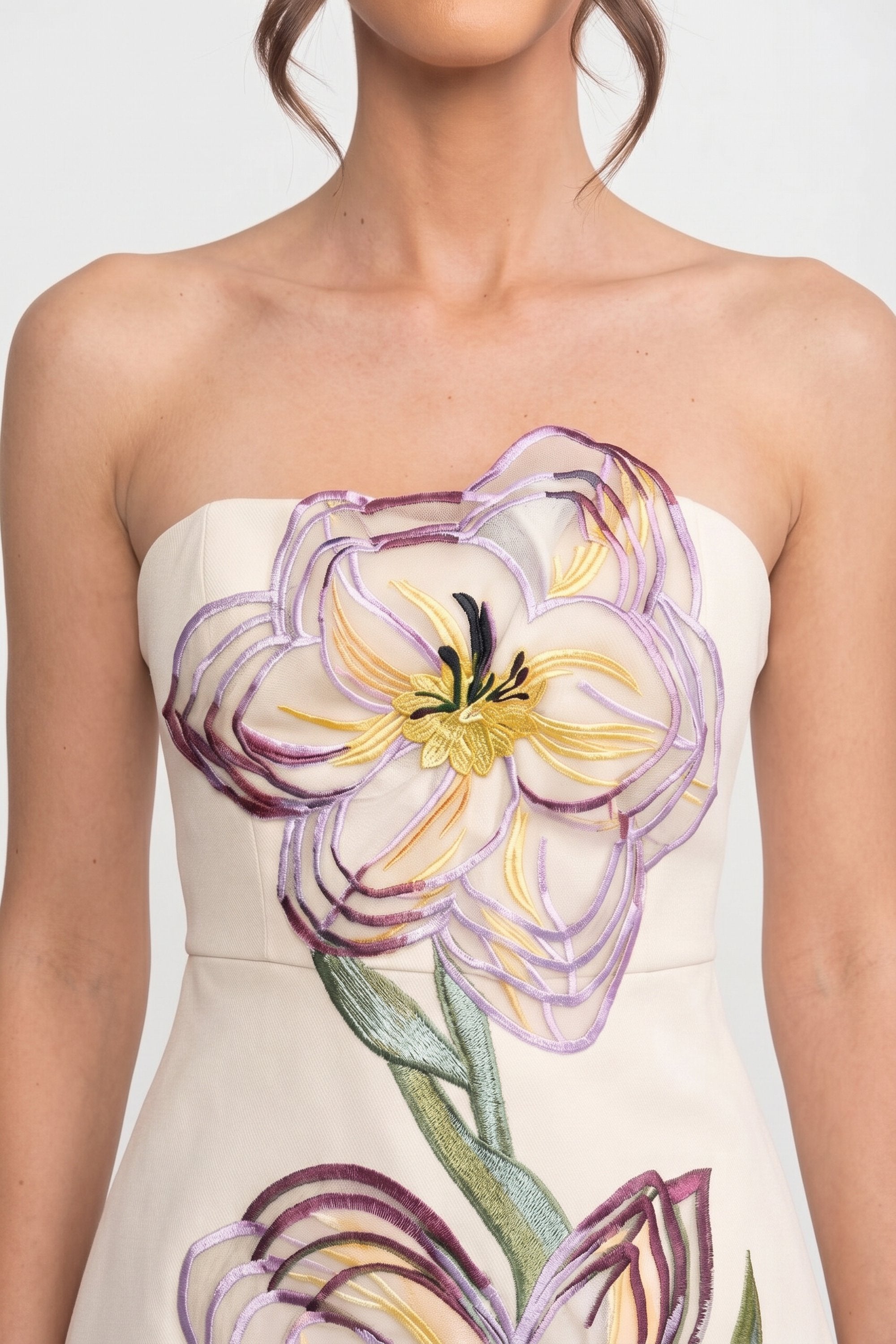 Trägerloses Minikleid mit 3D-Iris-Blütenapplikation - Weiß 