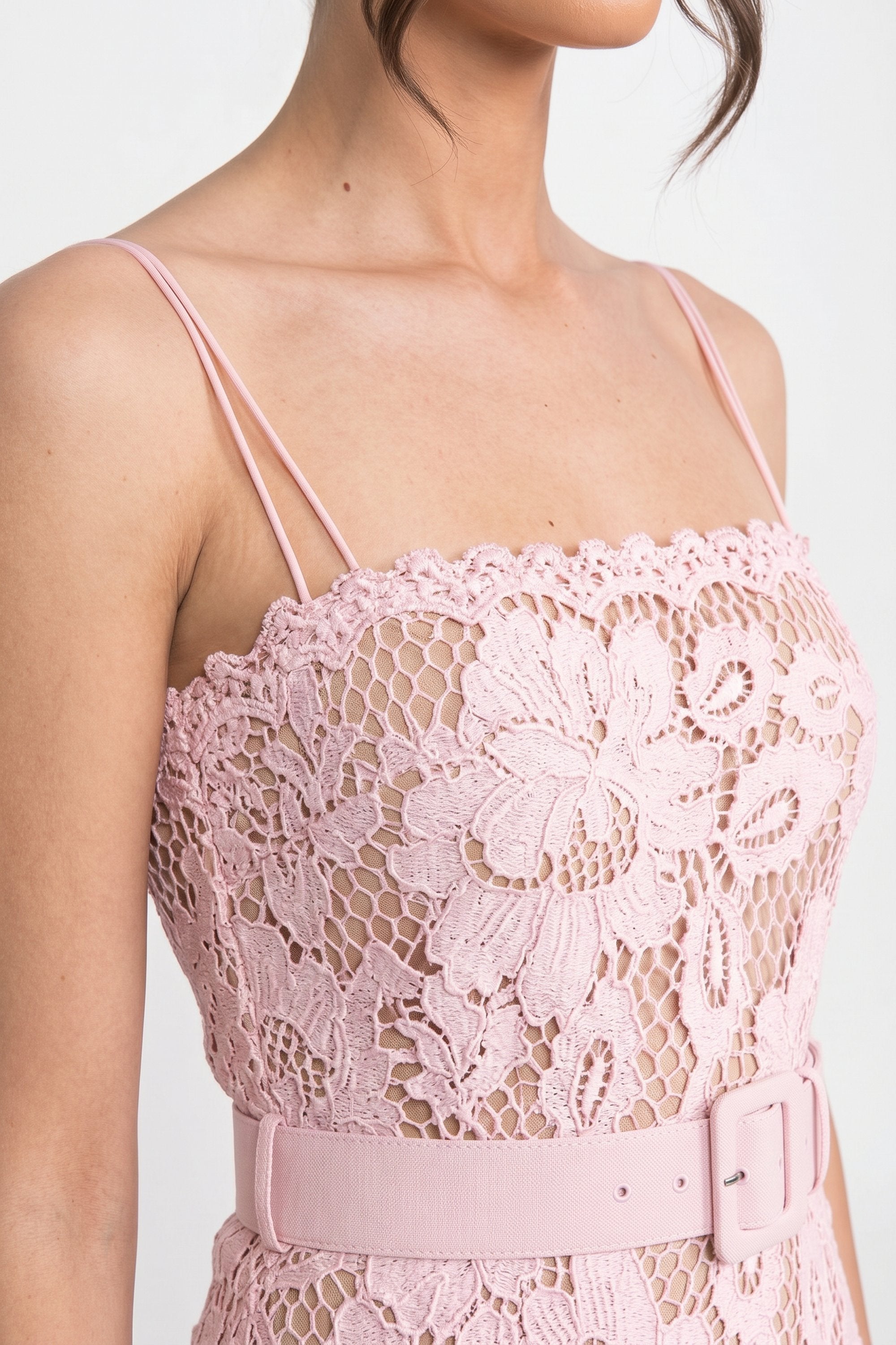Spitzen-Midikleid mit tailliertem Gürtel und ausgestelltem Saum - Pink 