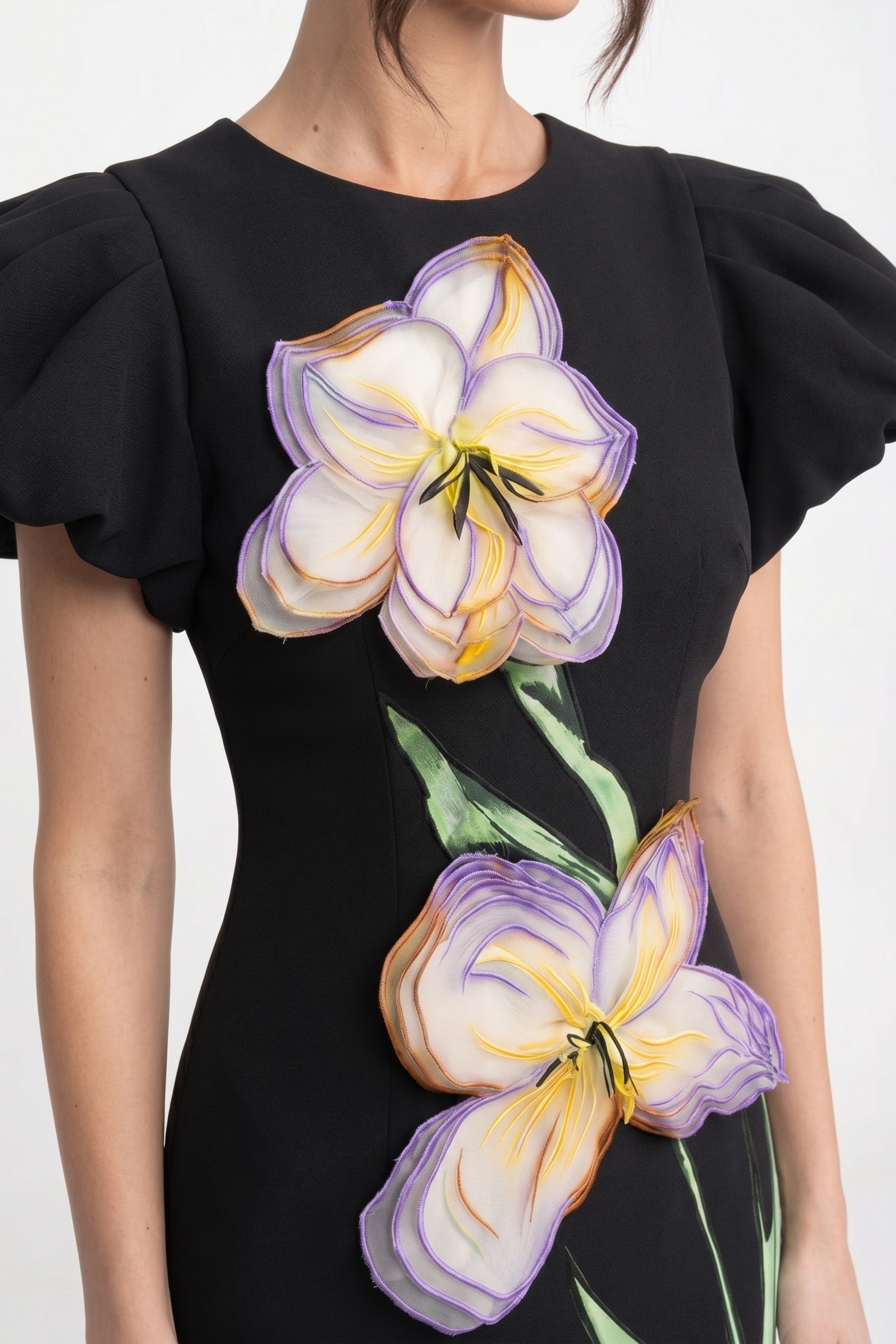 Strukturiertes Maxi-Kleid mit Schulterpartie und 3D-Iris-Blütenapplikation - Schwarz 