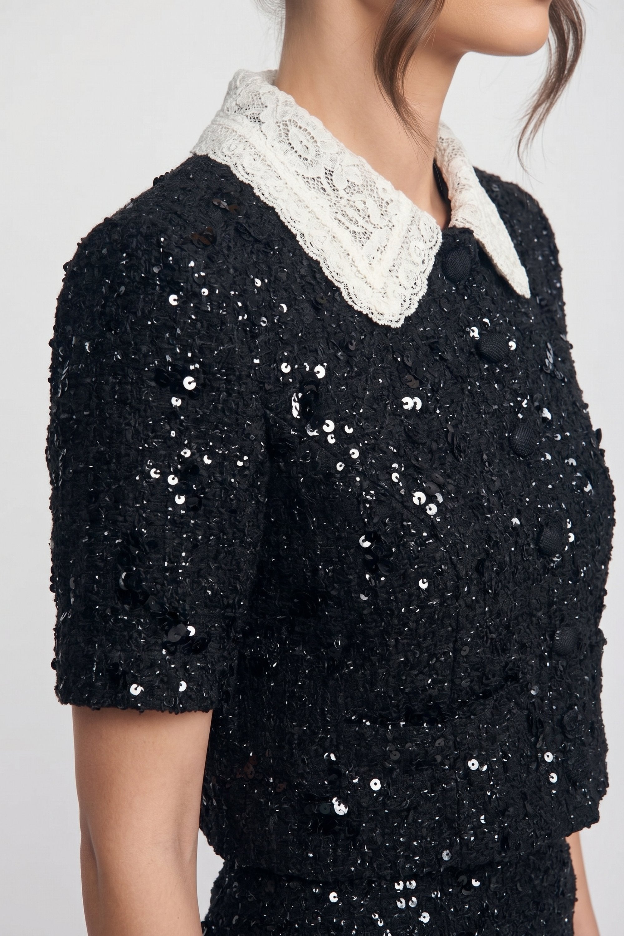 Kurzärmelige Tweed-Cropped-Jacke mit Kontrastkragen und Pailletten-Detail – Schwarz 