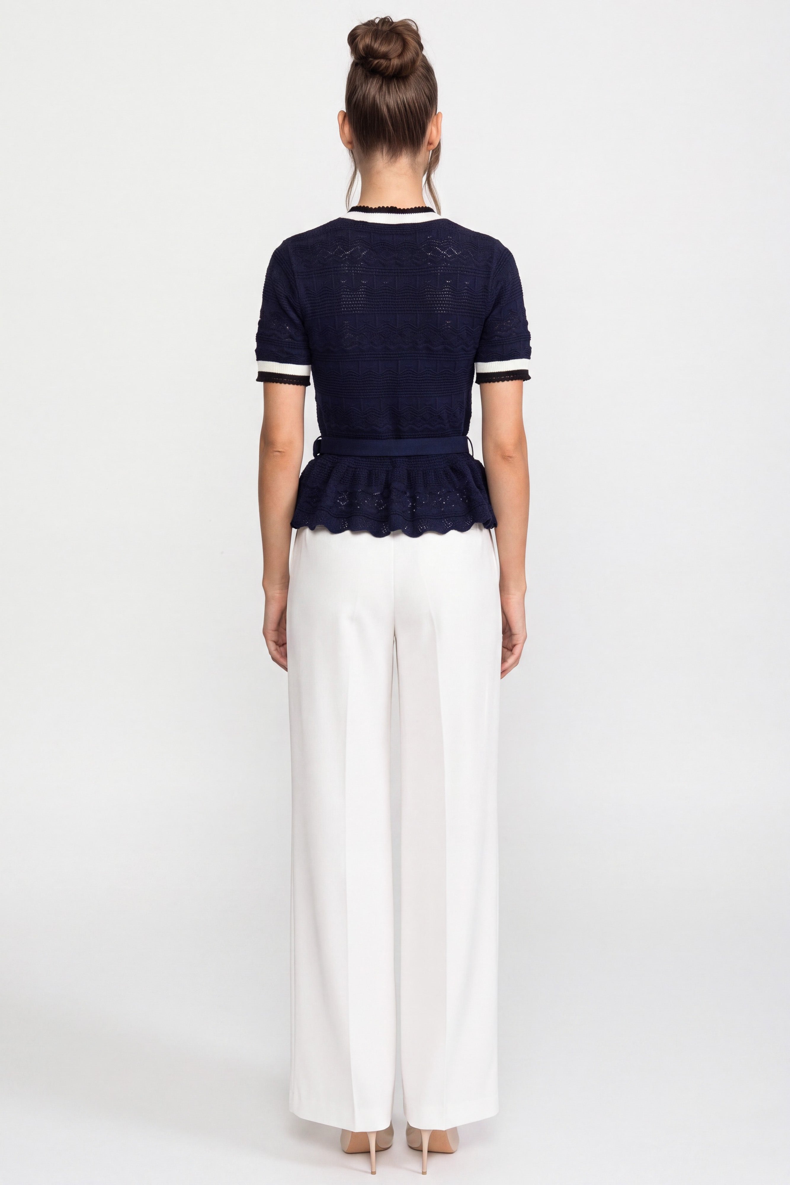 Peplum-Stricktop mit kontrastierendem Matrosenkragen und Perlenknöpfen - Navy 