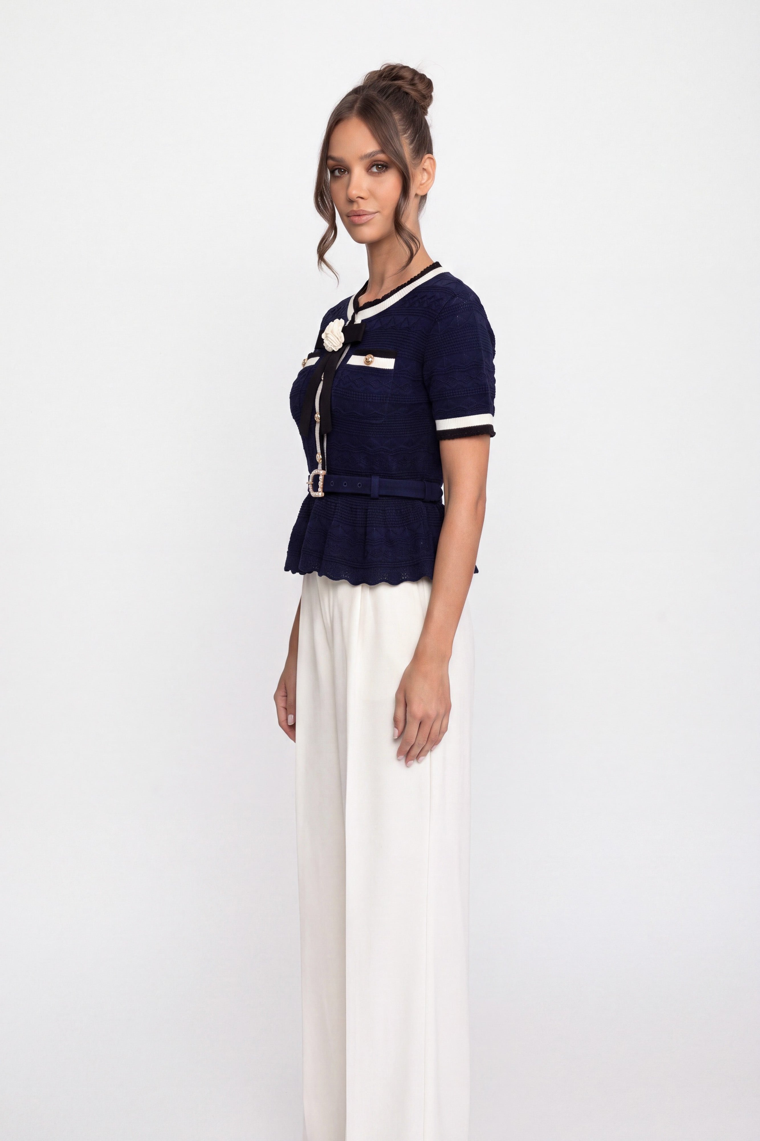 Peplum-Stricktop mit kontrastierendem Matrosenkragen und Perlenknöpfen - Navy 