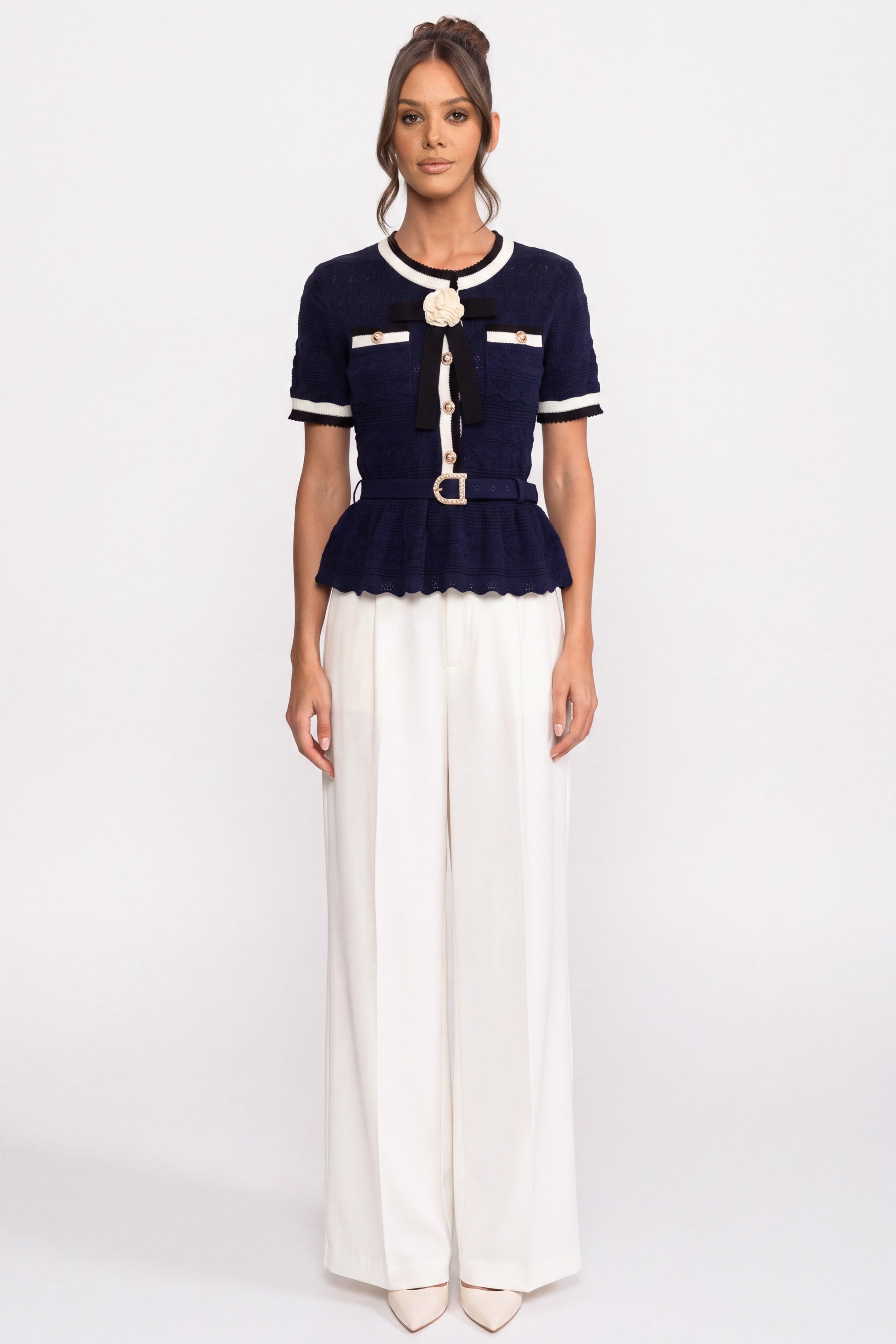 Peplum-Stricktop mit kontrastierendem Matrosenkragen und Perlenknöpfen - Navy 