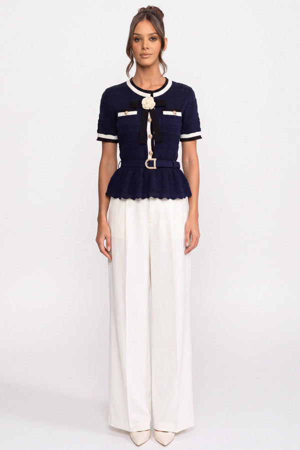 Peplum-Stricktop mit kontrastierendem Matrosenkragen und Perlenknöpfen - Navy 