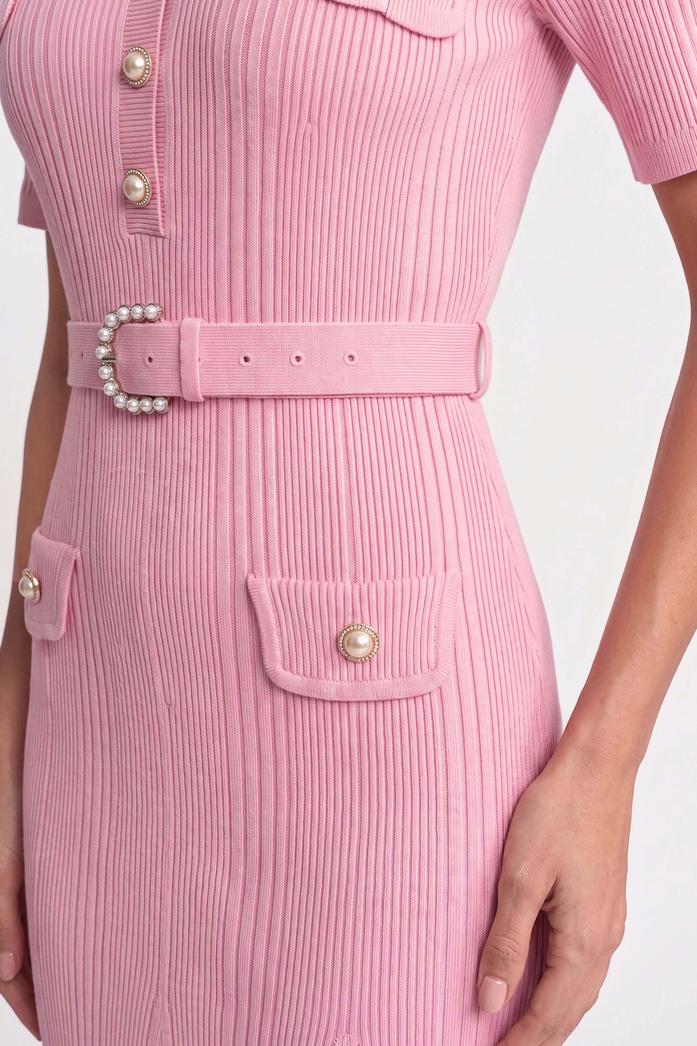 Geripptes Strick-Midi-Kleid mit weißem Kragen und Perlengürtel - Pink 