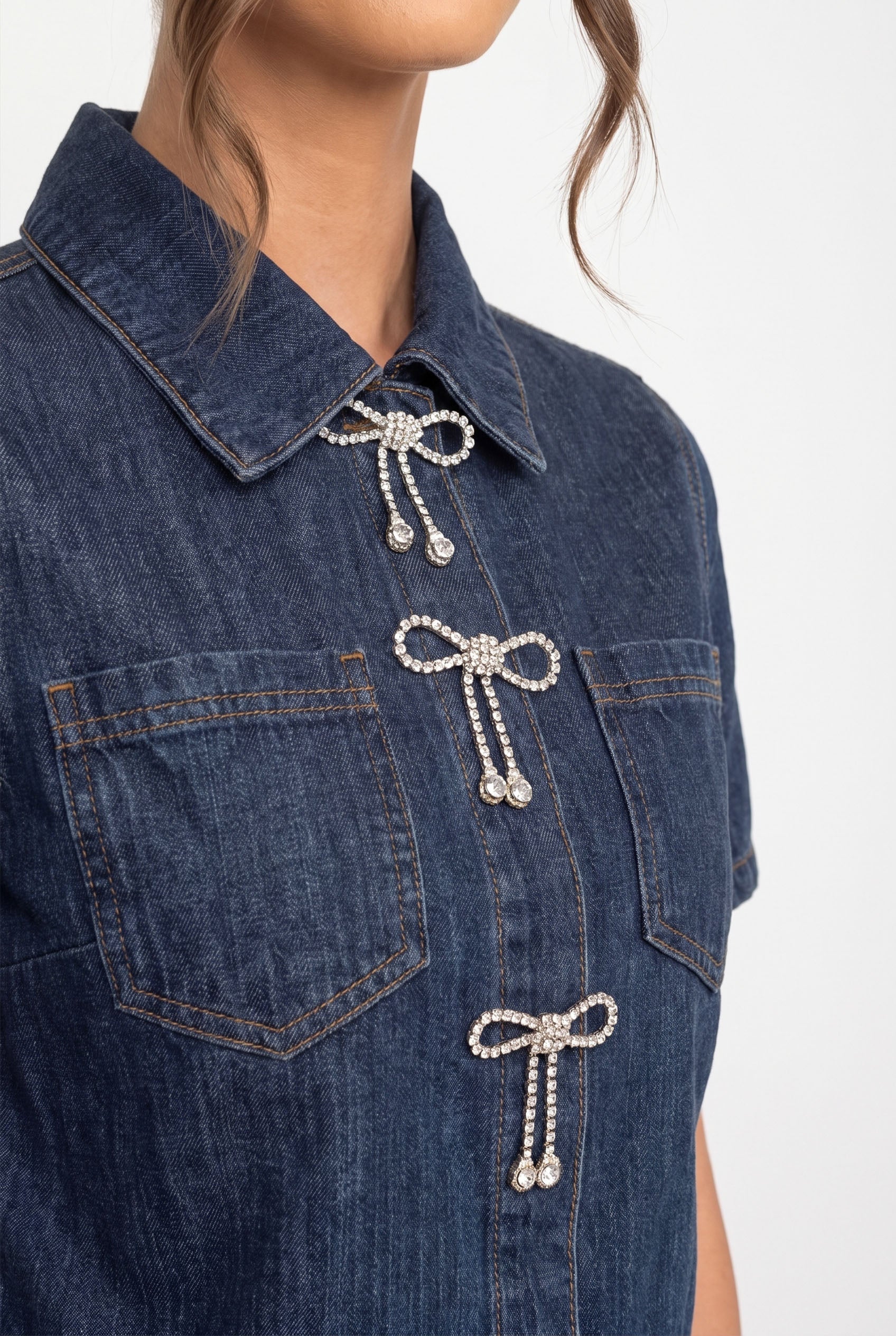 Co-Ord-Set aus Denim-Hemd und A-Linien-Rock mit funkelnden Schleifendetails - Blau 