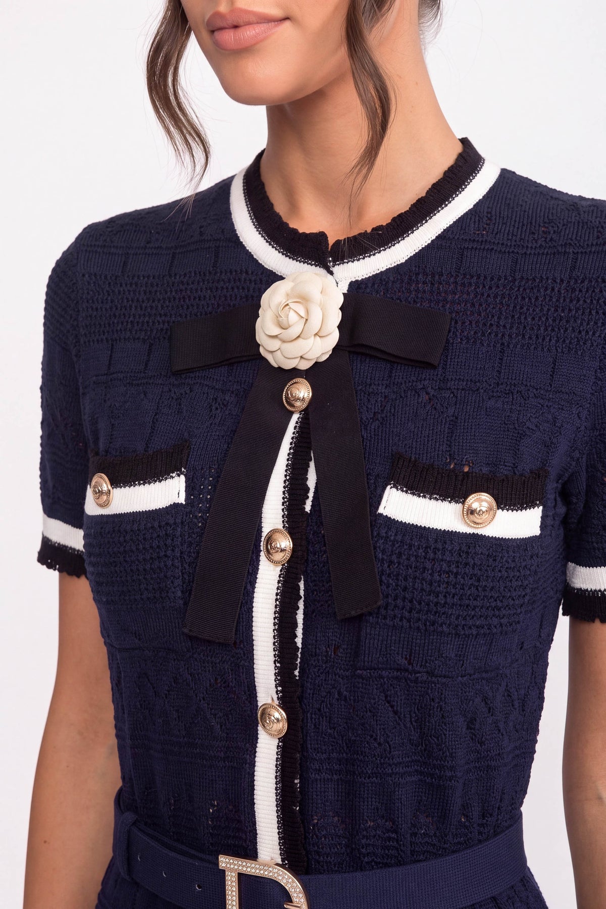 Strick-Midikleid mit weißer Paspelierung und Gürtel mit goldener Schnalle - Navy 