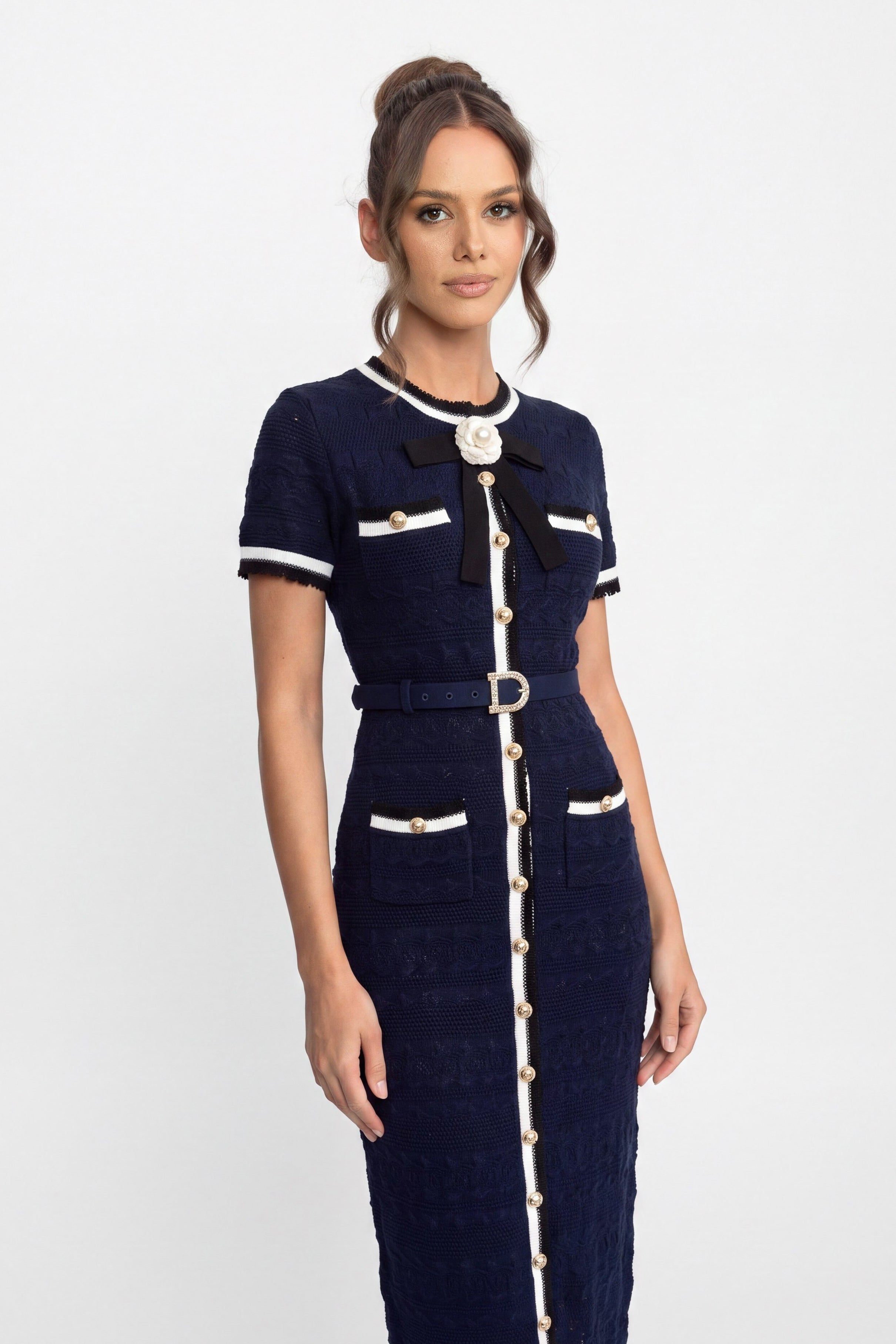 Strick-Midikleid mit weißer Paspelierung und Gürtel mit goldener Schnalle - Navy 