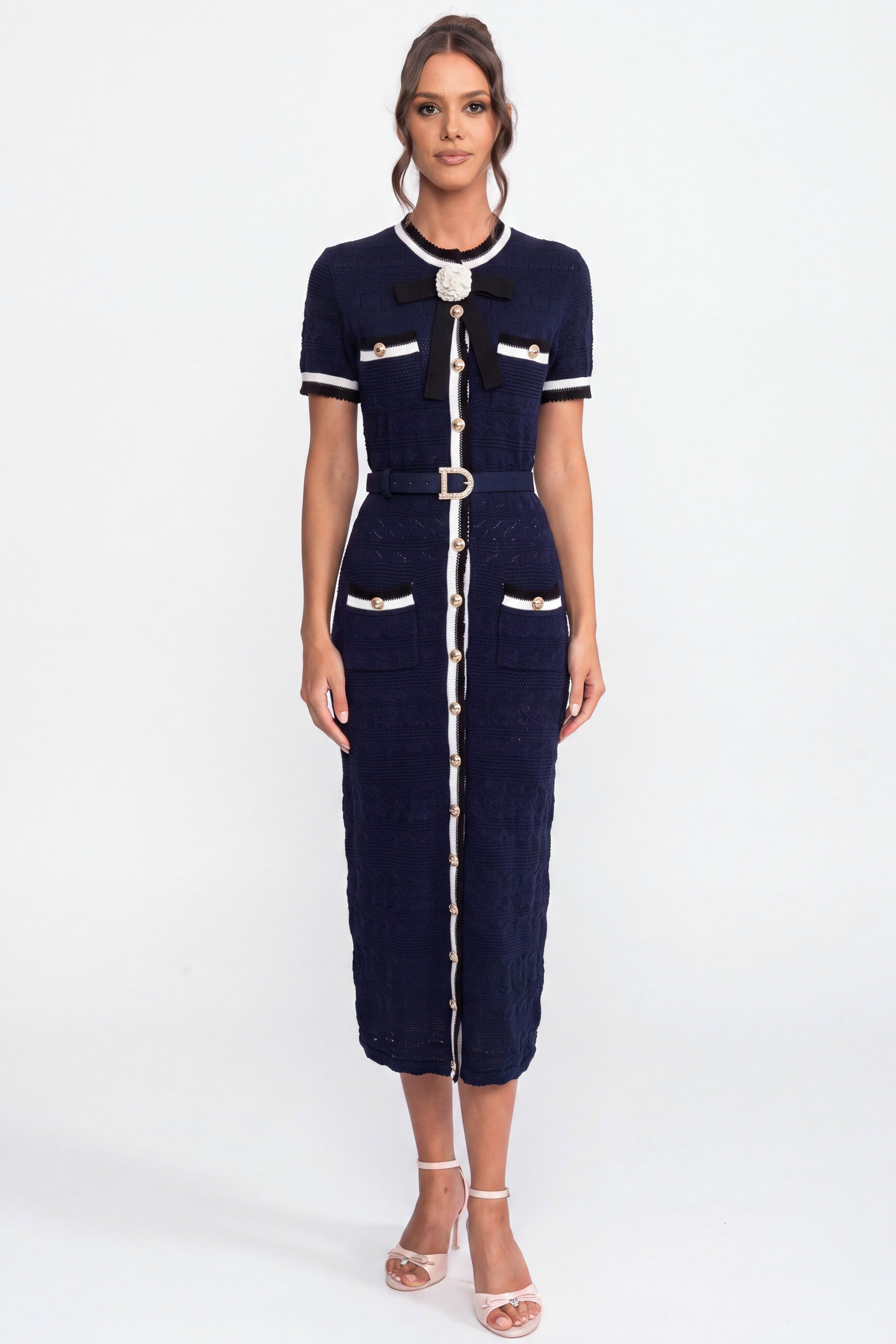 Strick-Midikleid mit weißer Paspelierung und Gürtel mit goldener Schnalle - Navy 