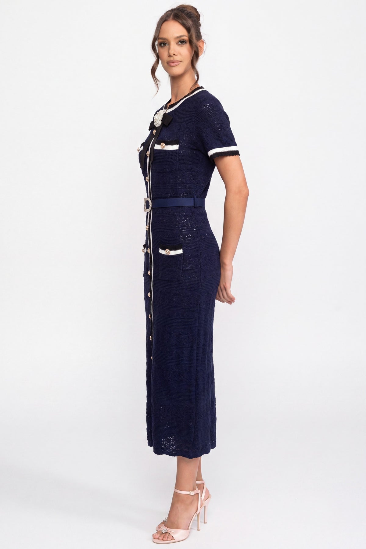 Strick-Midikleid mit weißer Paspelierung und Gürtel mit goldener Schnalle - Navy 