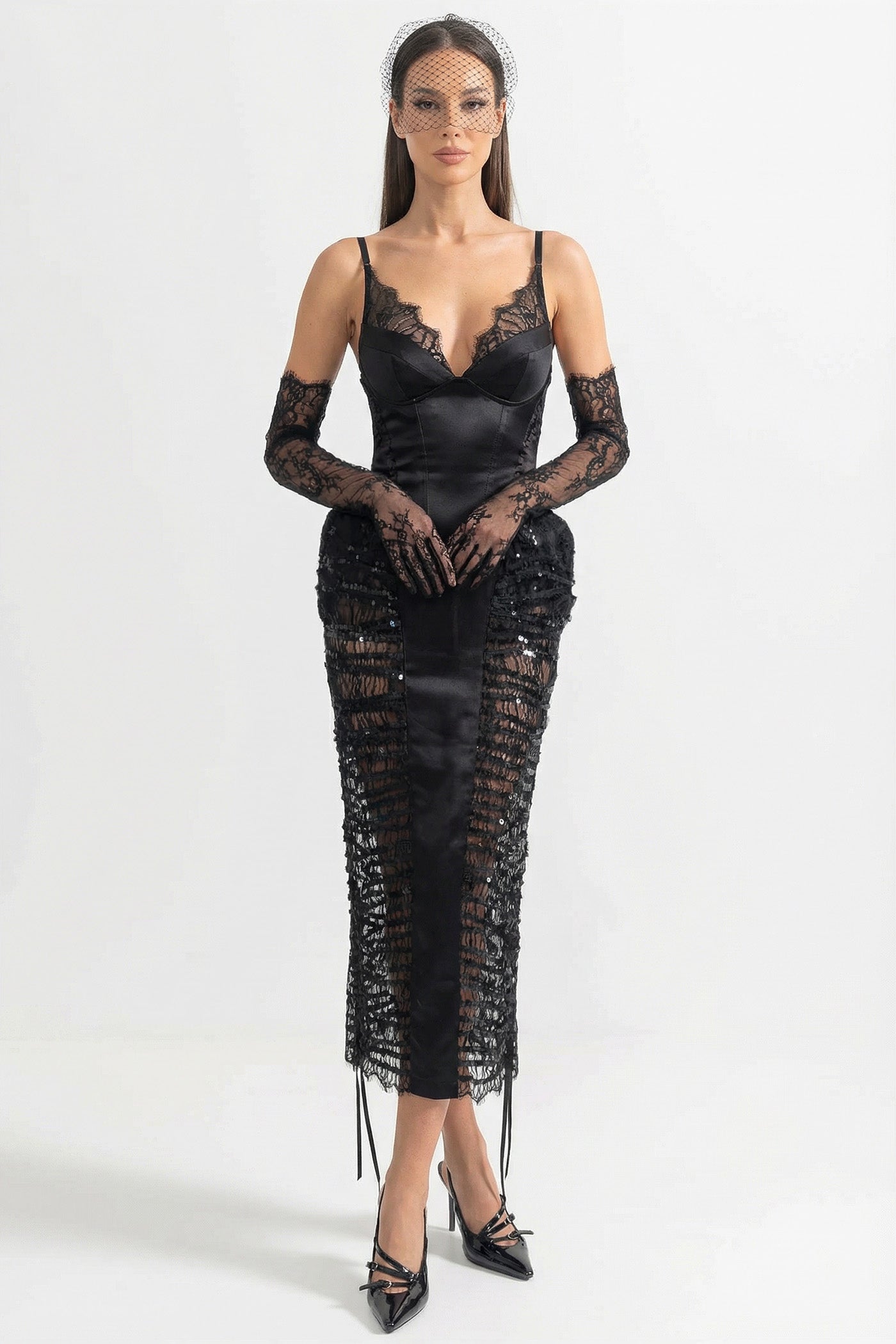 Midi-Kleid mit Spitzenbesatz und transparenten Pailletten-Seiteneinsätzen - Schwarz 