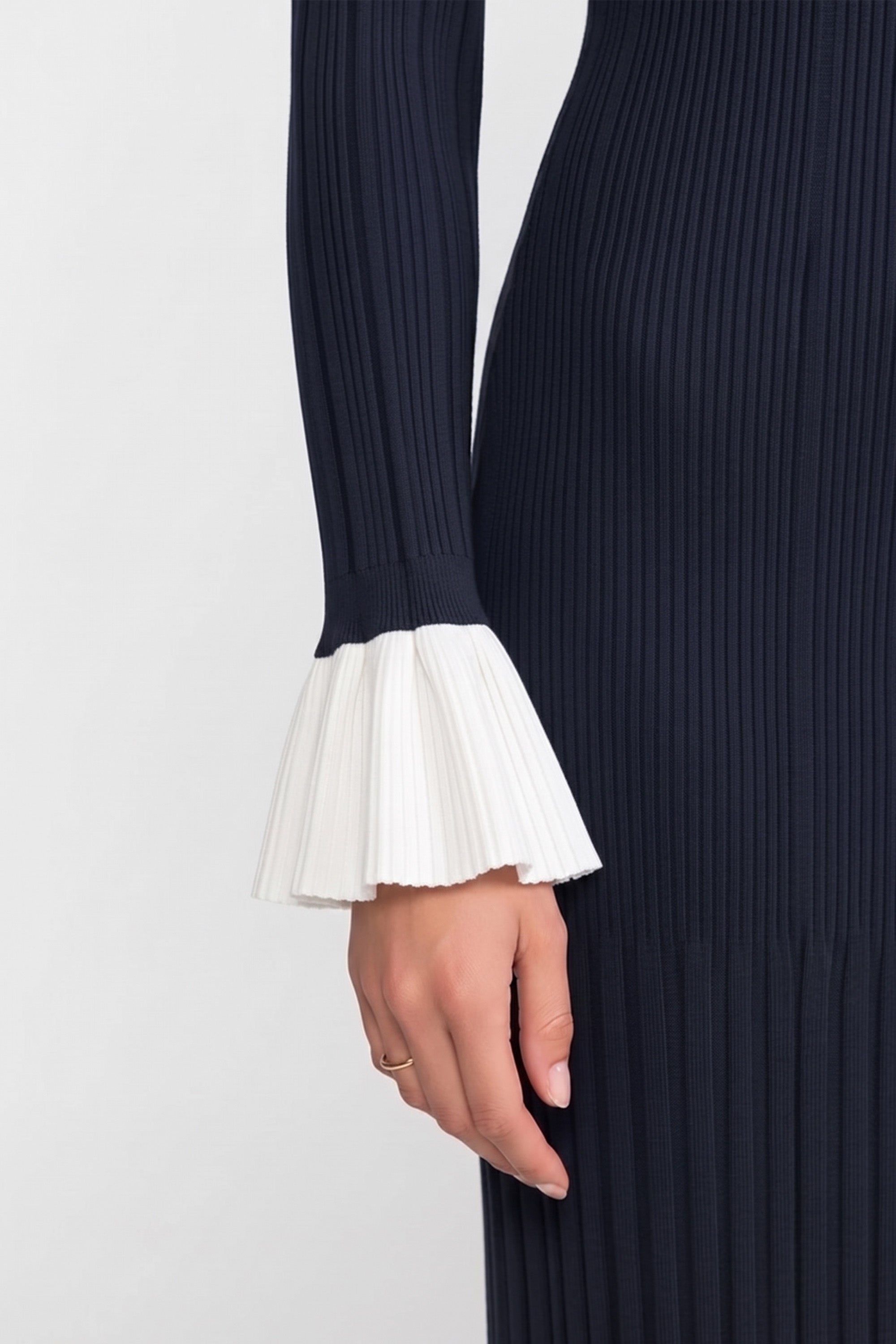 Langärmliges, vorne geknöpftes, plissiertes Strick-Maxikleid mit Kontrastmanschetten - Navy 