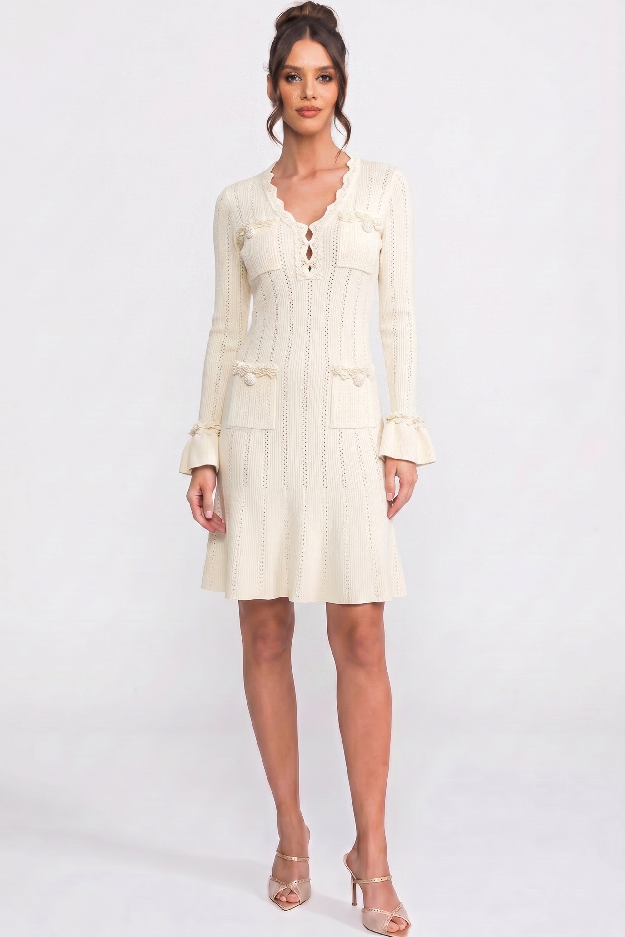 Strick-Midikleid mit V-Ausschnitt, langen Ärmeln, Rüschensaum und Schleifenmanschetten - Ivoire 