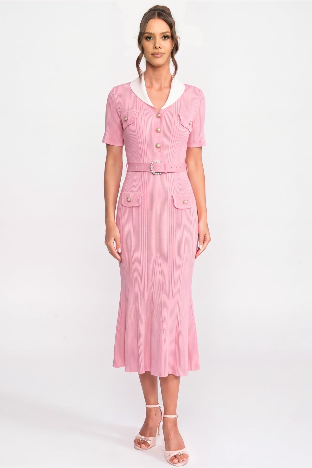 Geripptes Strick-Midi-Kleid mit weißem Kragen und Perlengürtel - Pink 