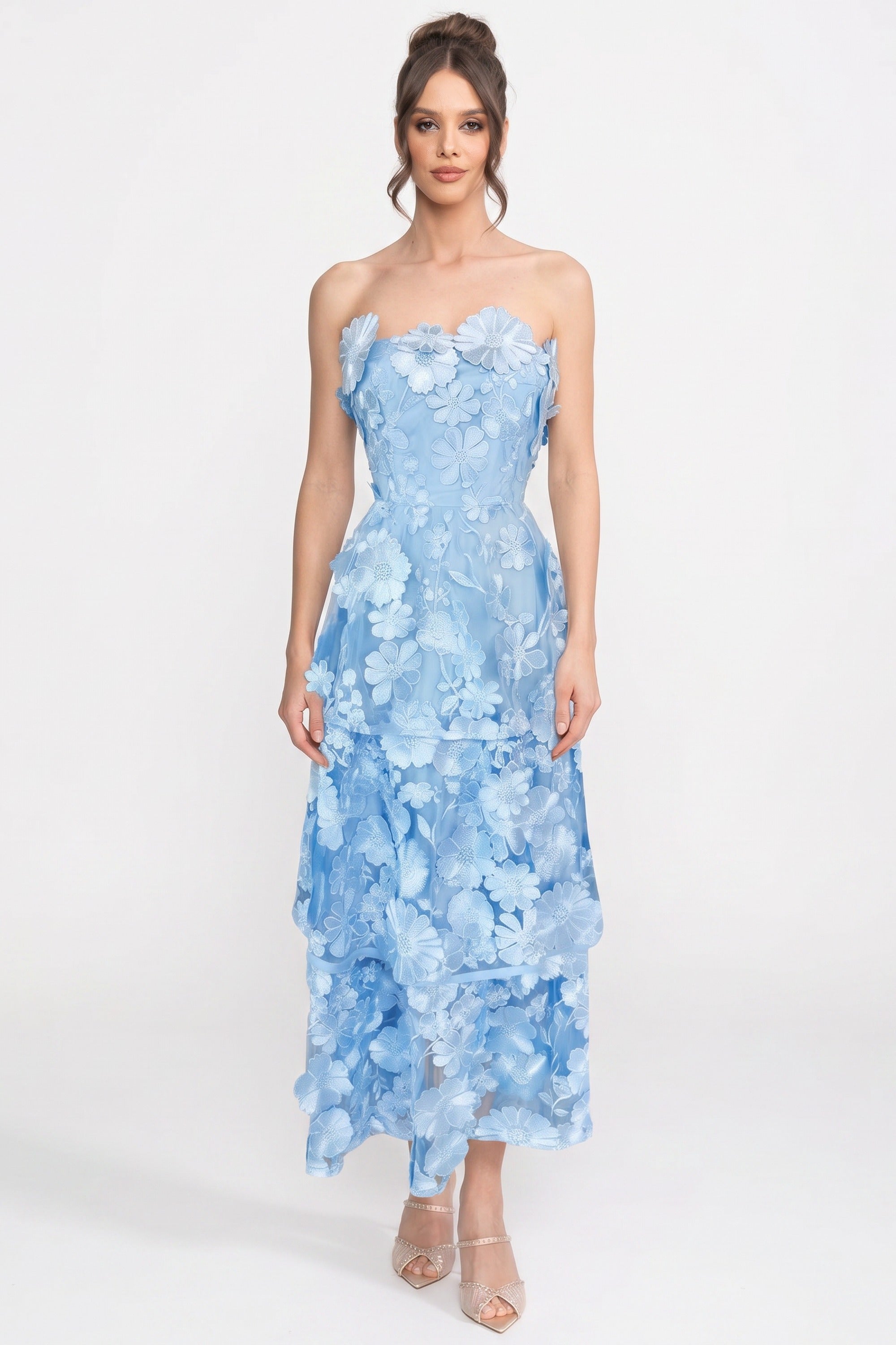 Schichtkleid aus transparentem Stoff mit tailliertem Schnitt und floralen Applikationen – Light Blue 