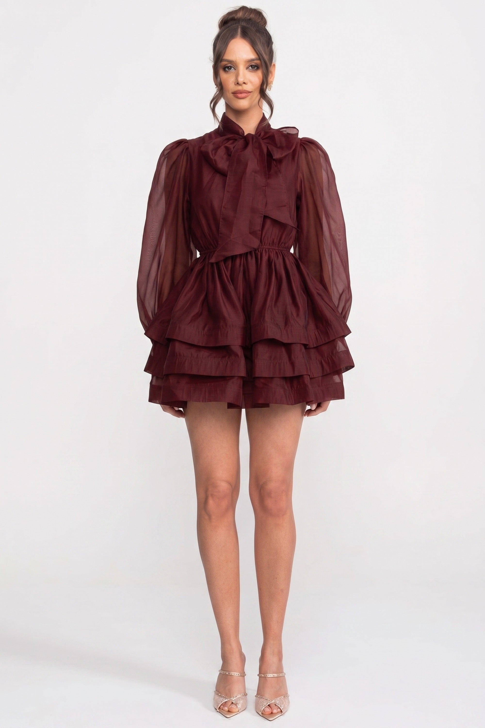 Mini-Kleid mit hohem Kragen, Puffärmeln, Stufen-Rüschenrock und Schleife - Wine 