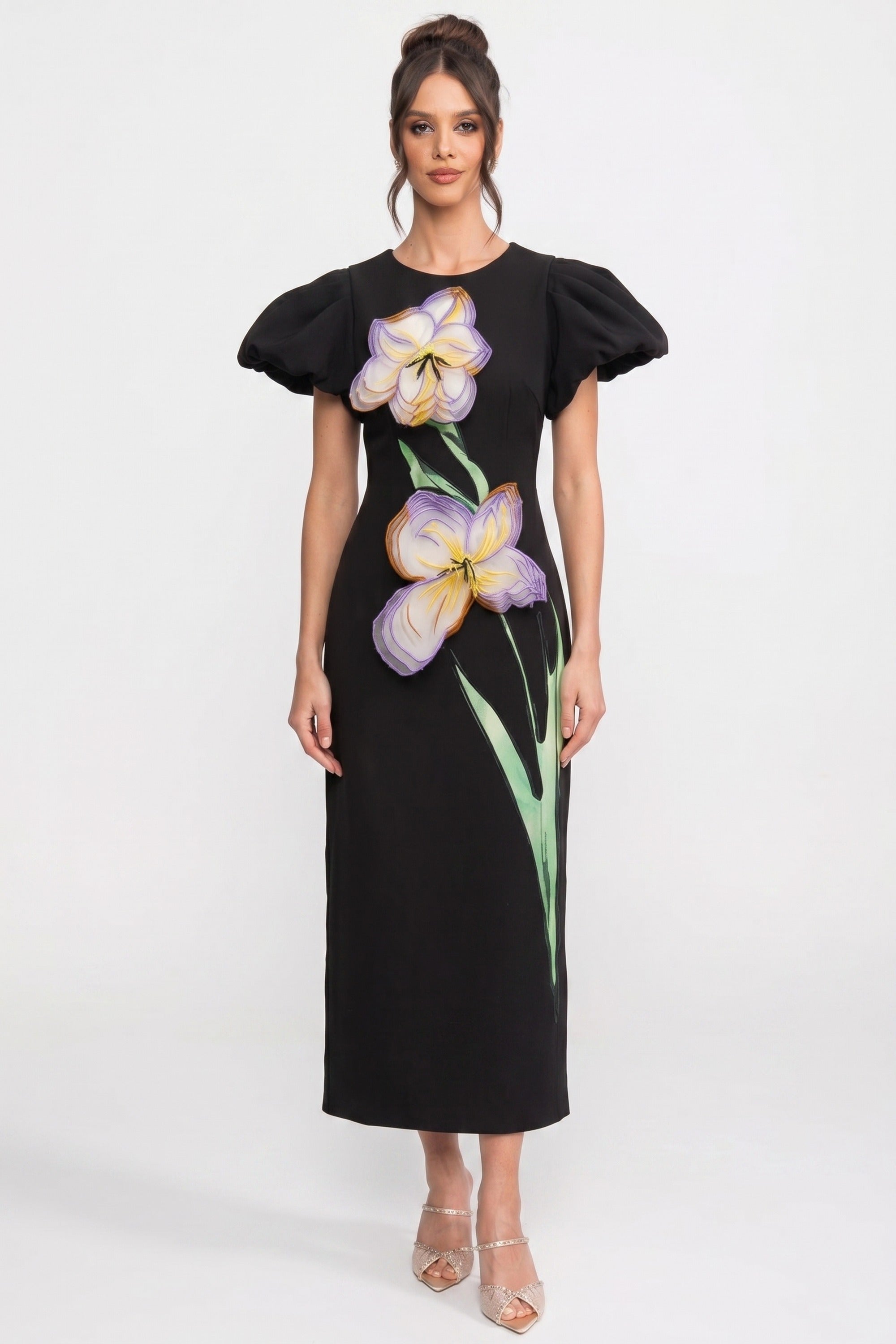 Strukturiertes Maxi-Kleid mit Schulterpartie und 3D-Iris-Blütenapplikation - Schwarz 
