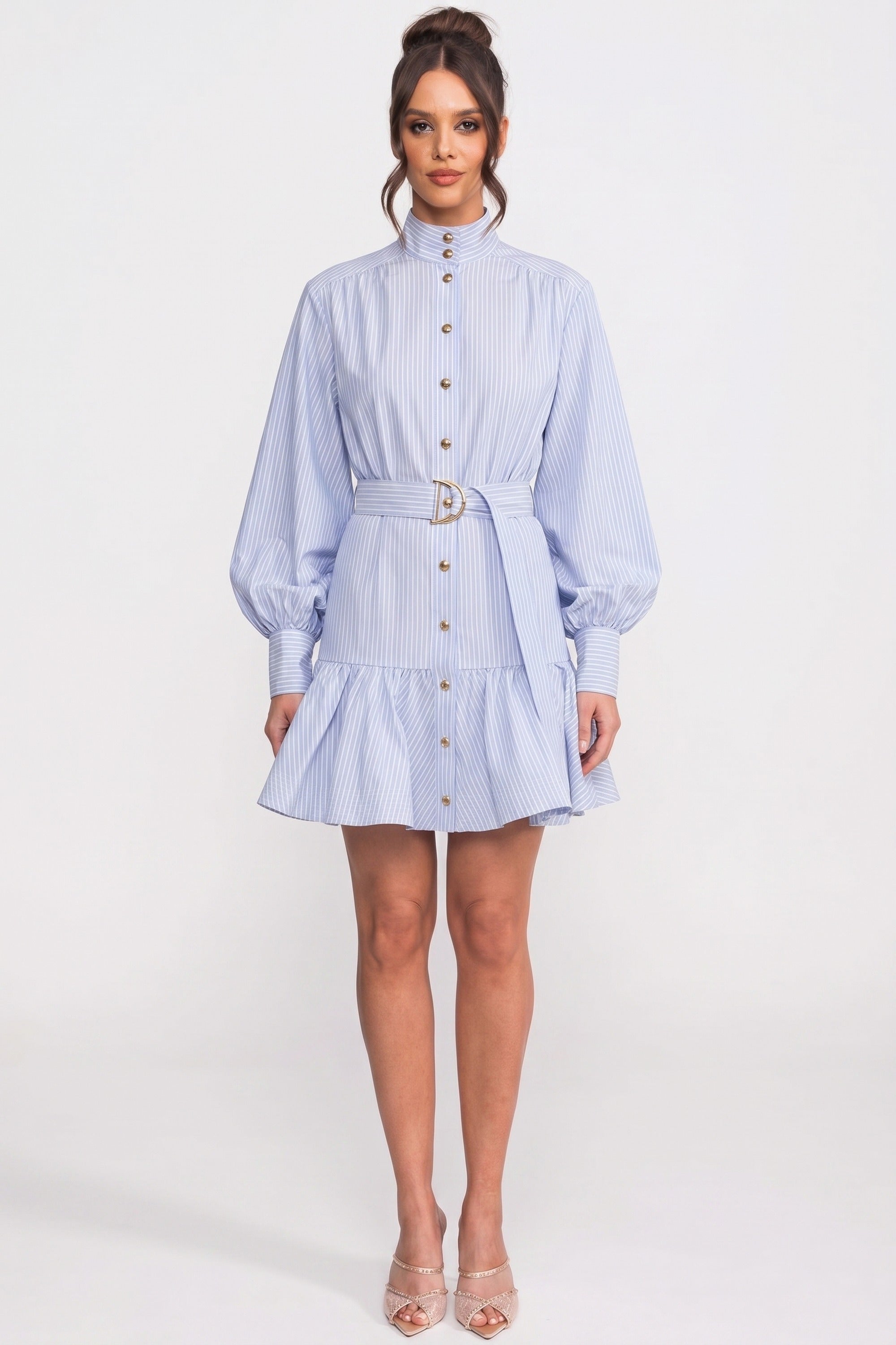 Gestreiftes Mini-Kleid mit Gürtel, hohem Kragen und Ballonärmeln - Blau 