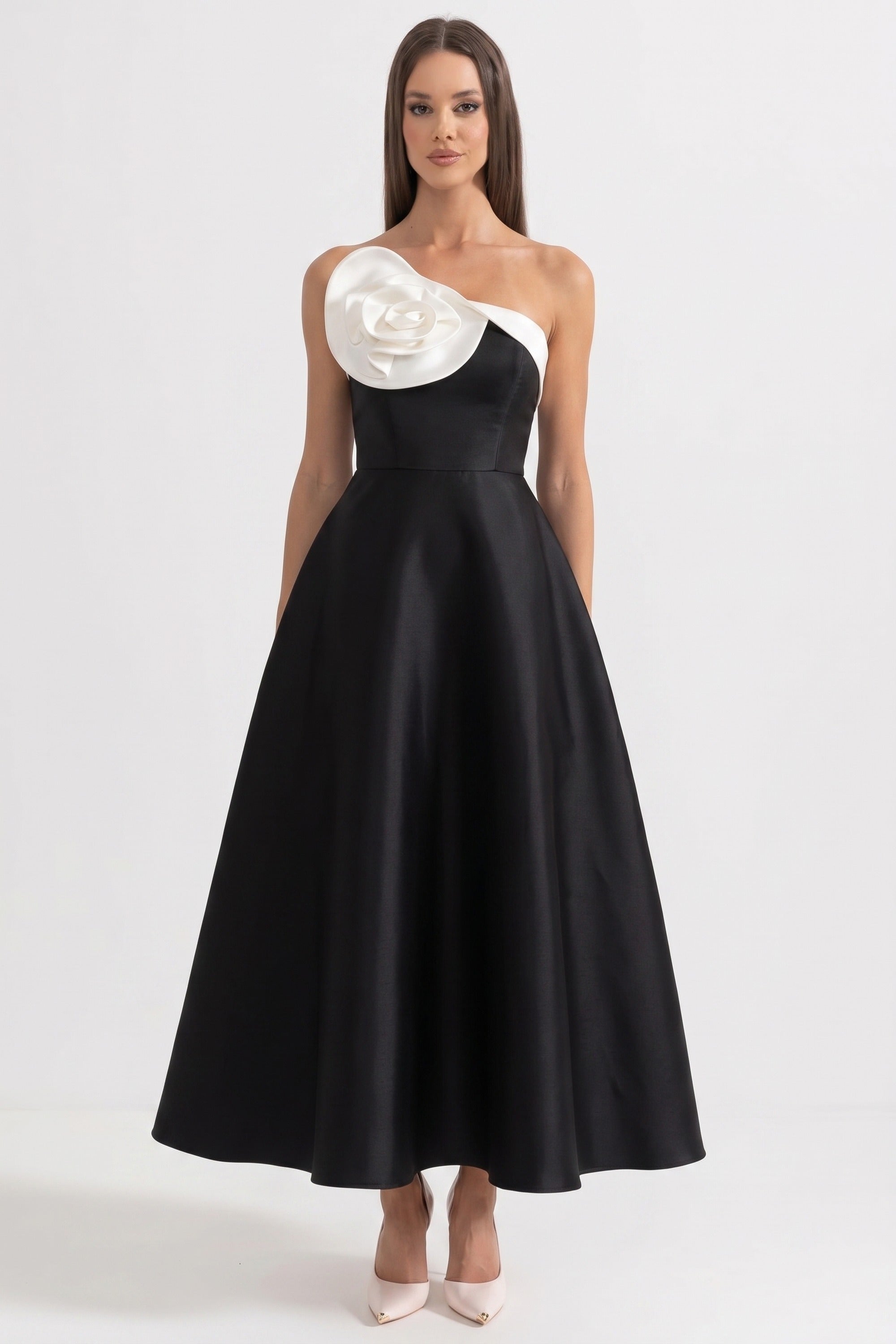Ballkleid mit einer Schulterpartie, übergroßer 3D-Rose und vollem Rock – Schwarz 