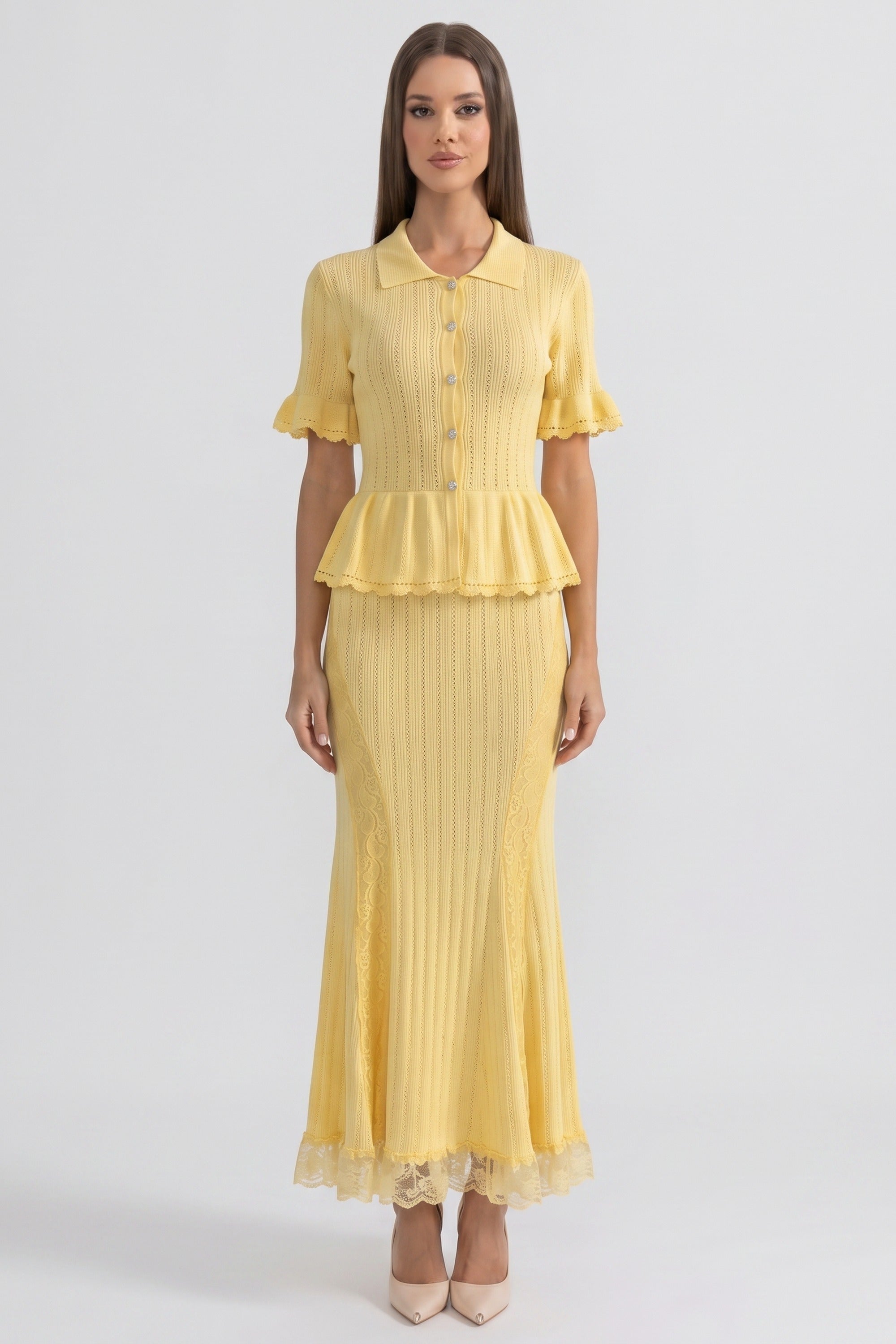 Maxikleid aus Strick mit Peter-Pan-Kragen, Peplum und Spitzenbesatz am Saum - Gelb 