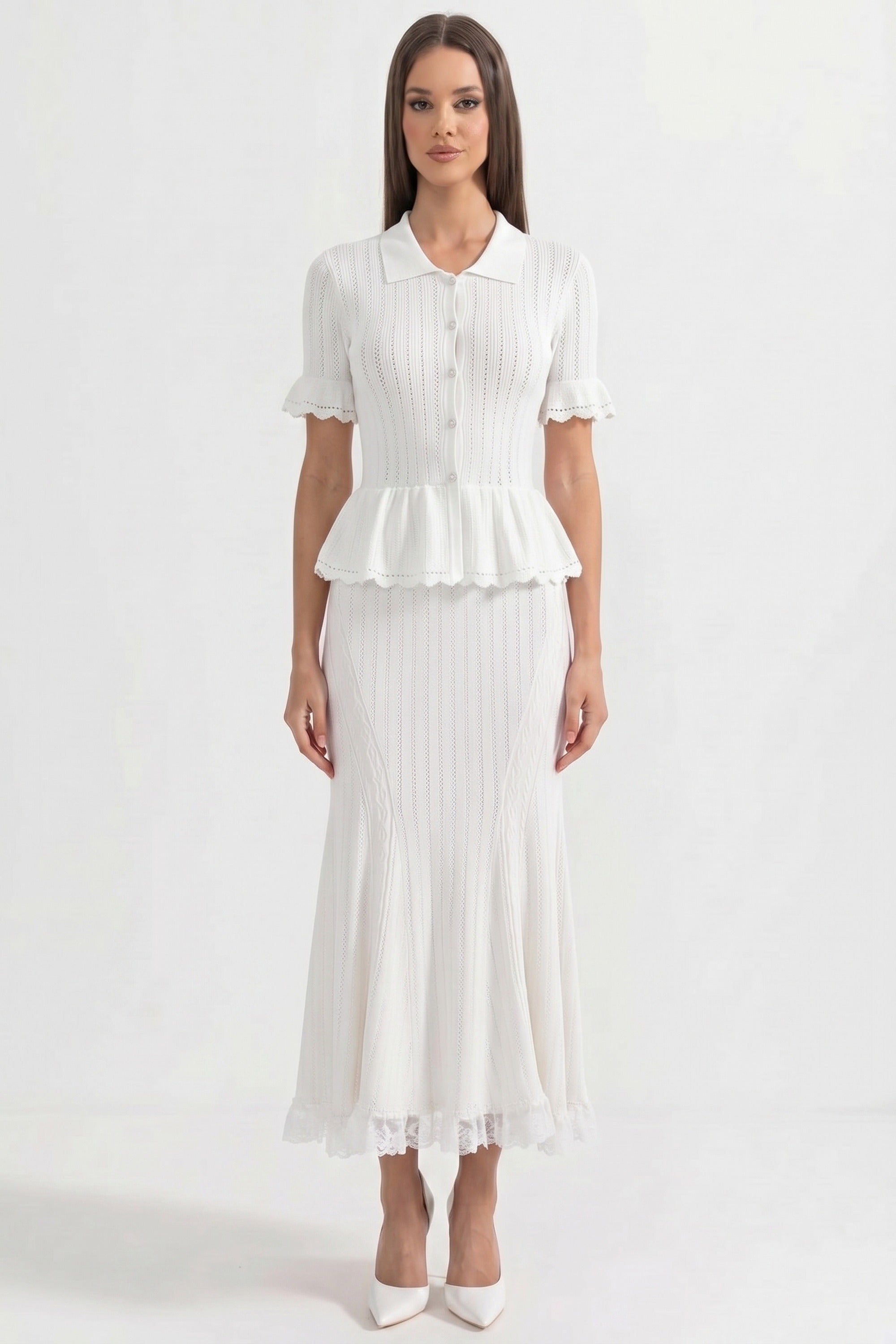 Maxikleid aus Strick mit Peter-Pan-Kragen, Peplum und Spitzen-Saum – Weiß 