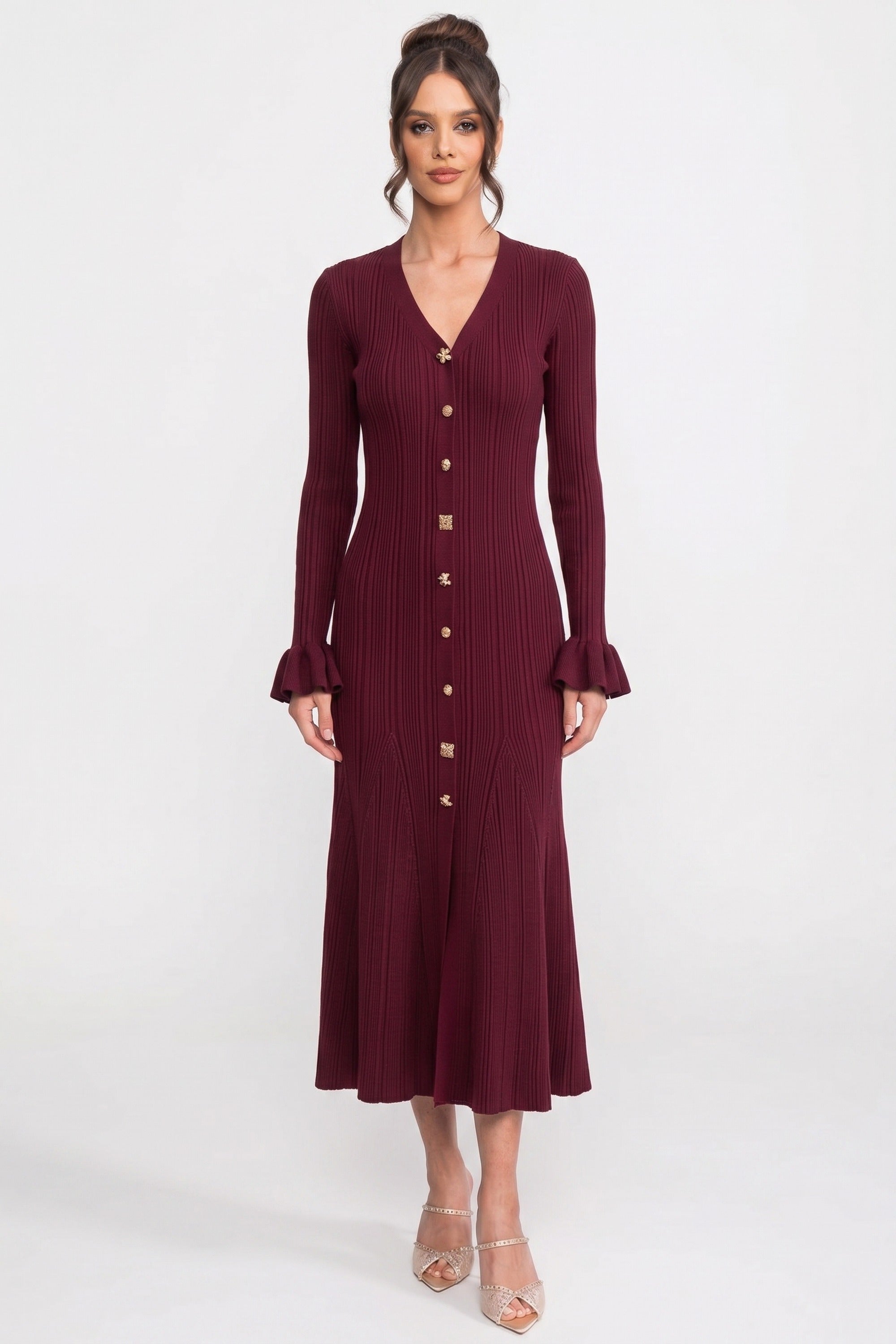Geripptes Strick-Maxikleid mit V-Ausschnitt und Knopfleiste vorne sowie Rüschenmanschetten - Burgundy 