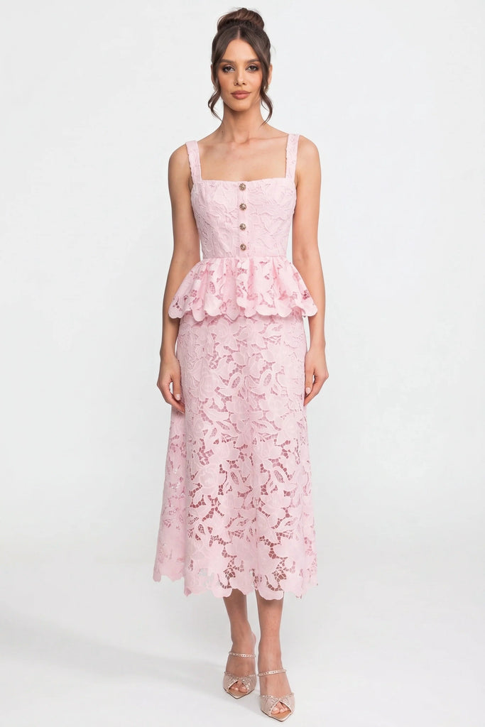 Ärmelloses Spitzen-Peplum-Kleid mit Midi-Rock und goldenen Knöpfen – Pink 