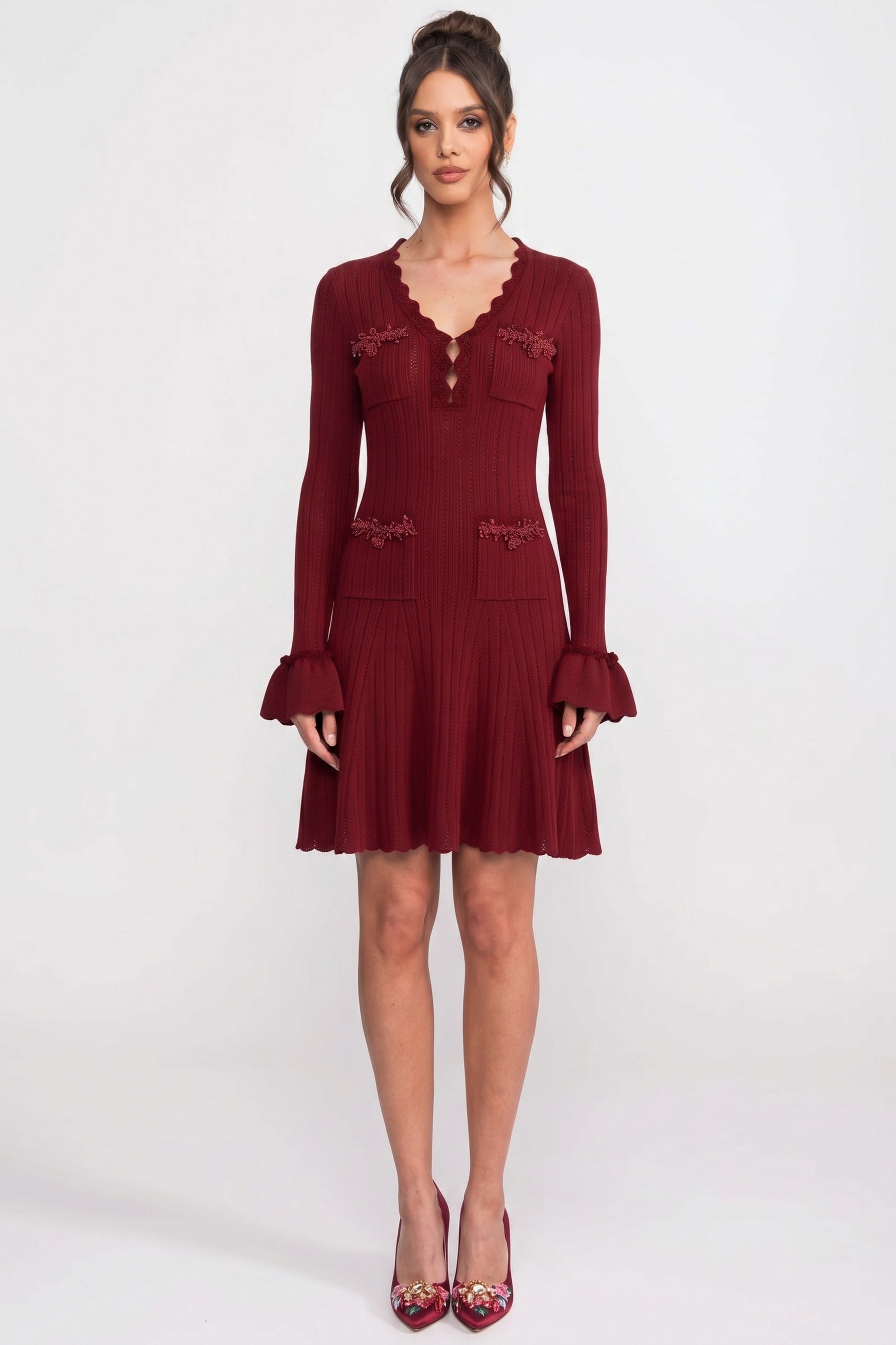 Langärmliges Strick-Midikleid mit V-Ausschnitt, Rüschensaum und Schleifenmanschetten - Burgunder 